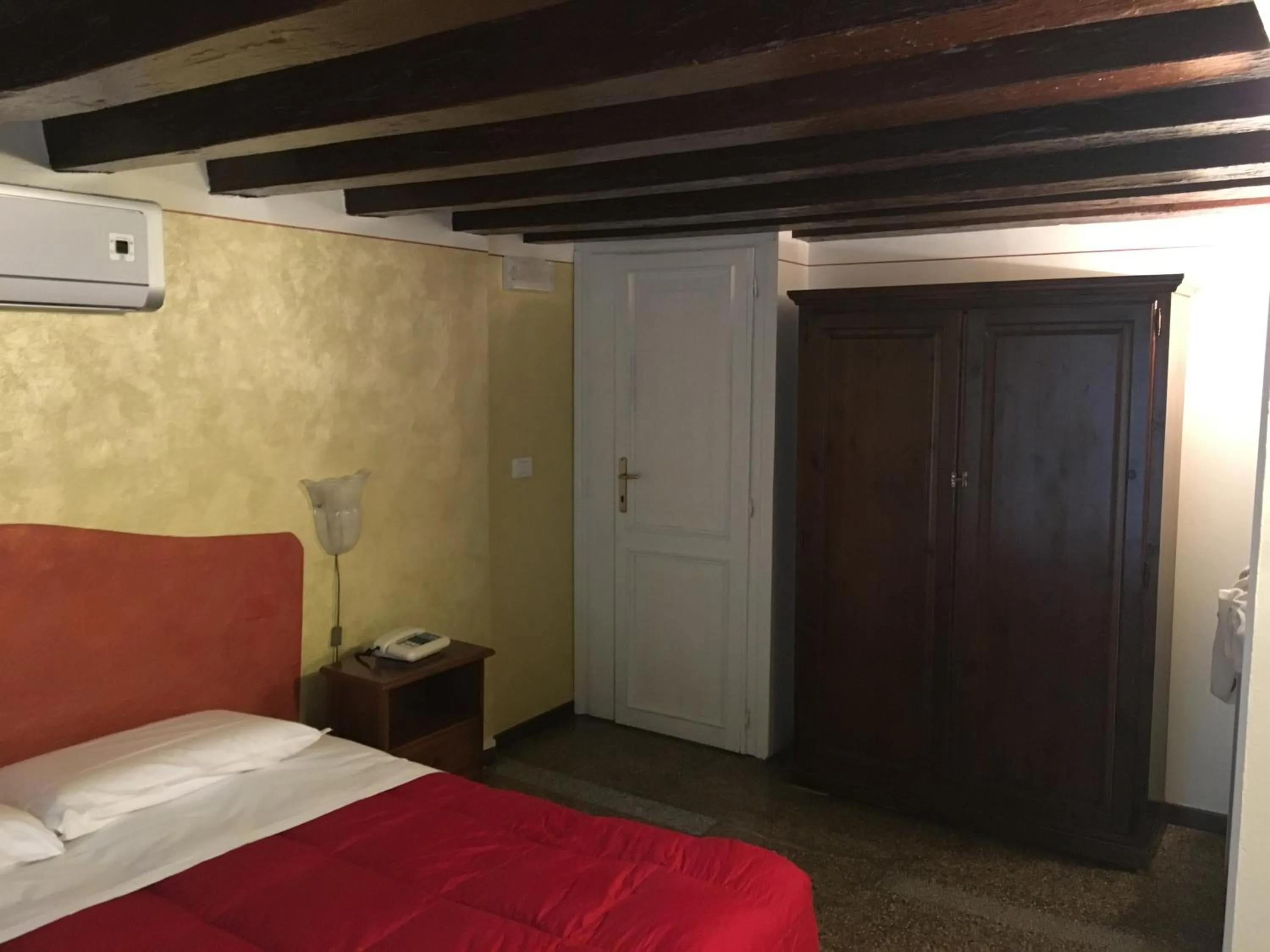 Bedroom, Bed in Palazzo Lion Morosini - Check in presso Locanda Ai Santi Apostoli