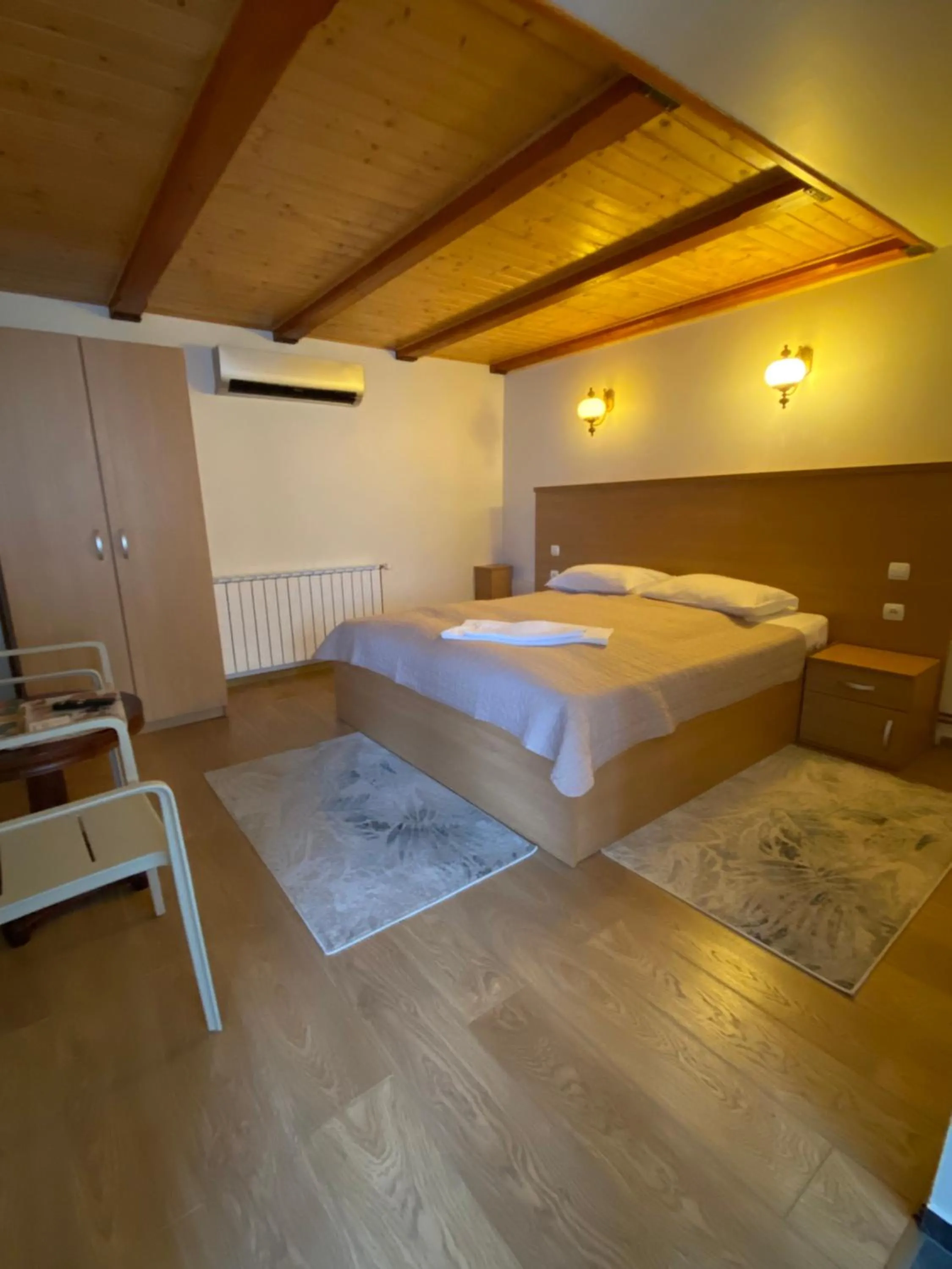Bed in Pensiunea Imperial