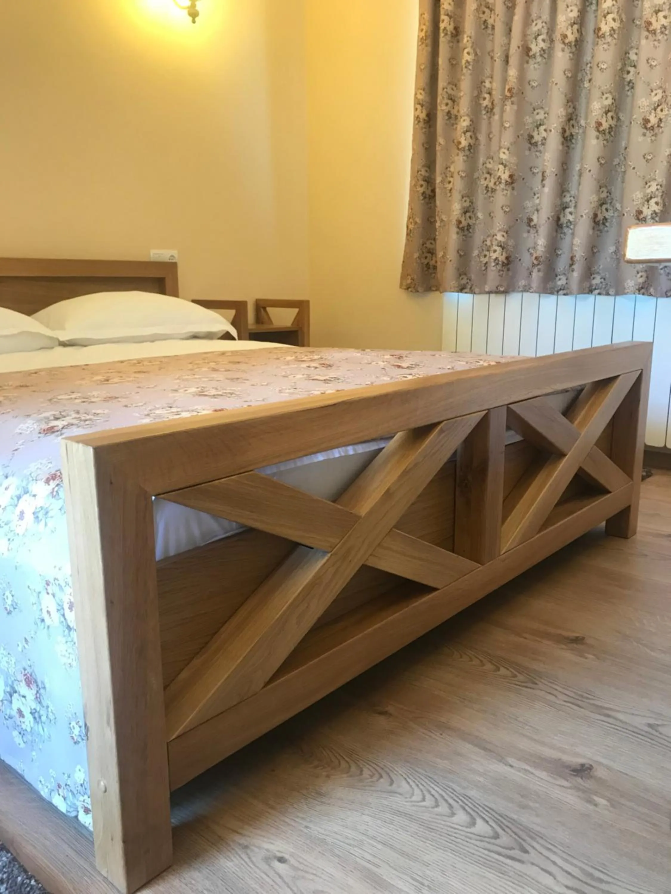 Bed in Pensiunea Imperial