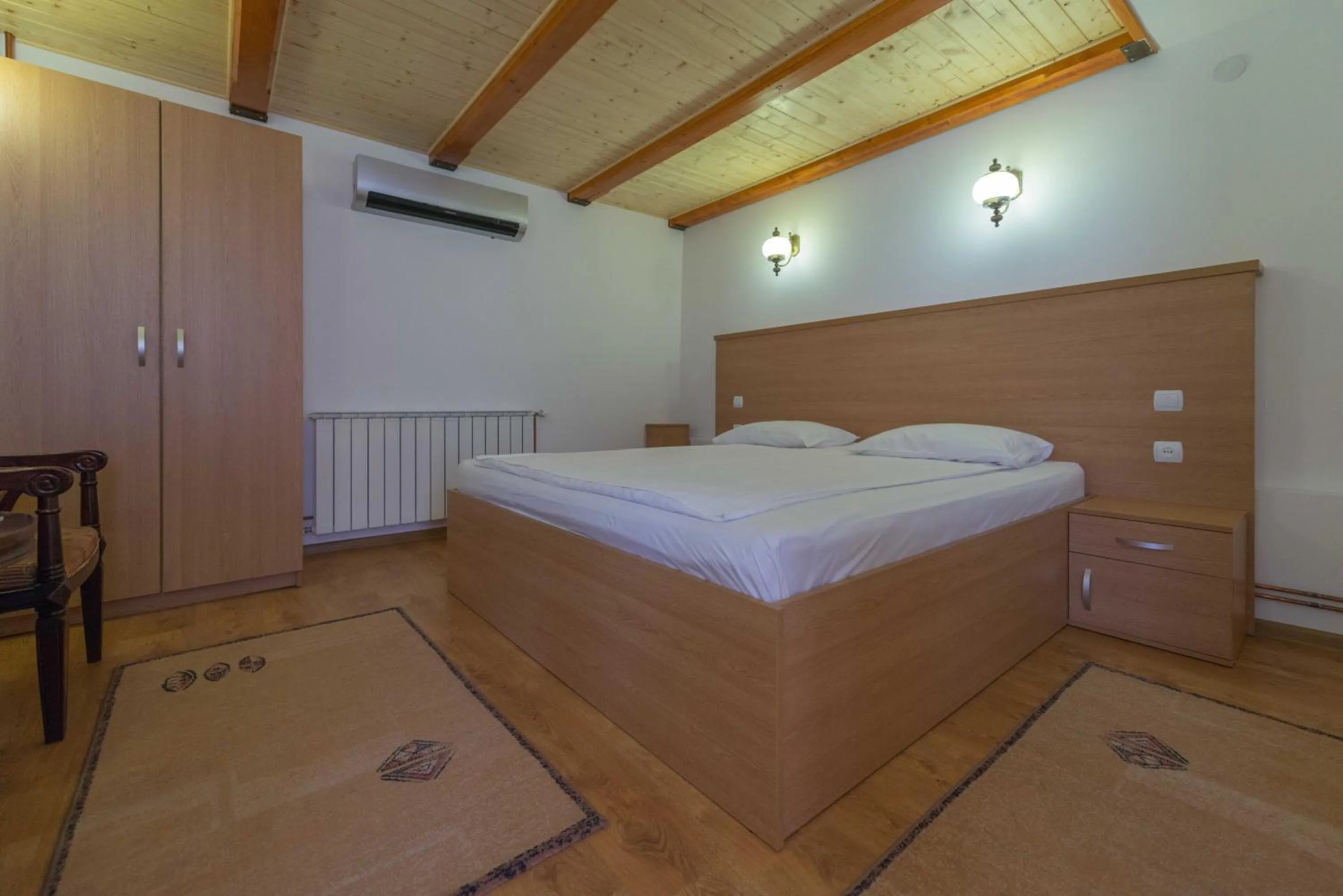 Bed in Pensiunea Imperial