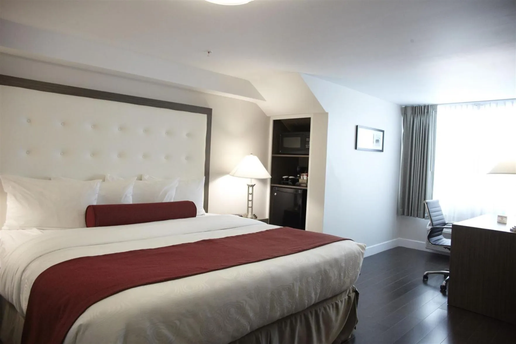 Bedroom, Bed in Admiral Inn Mississauga