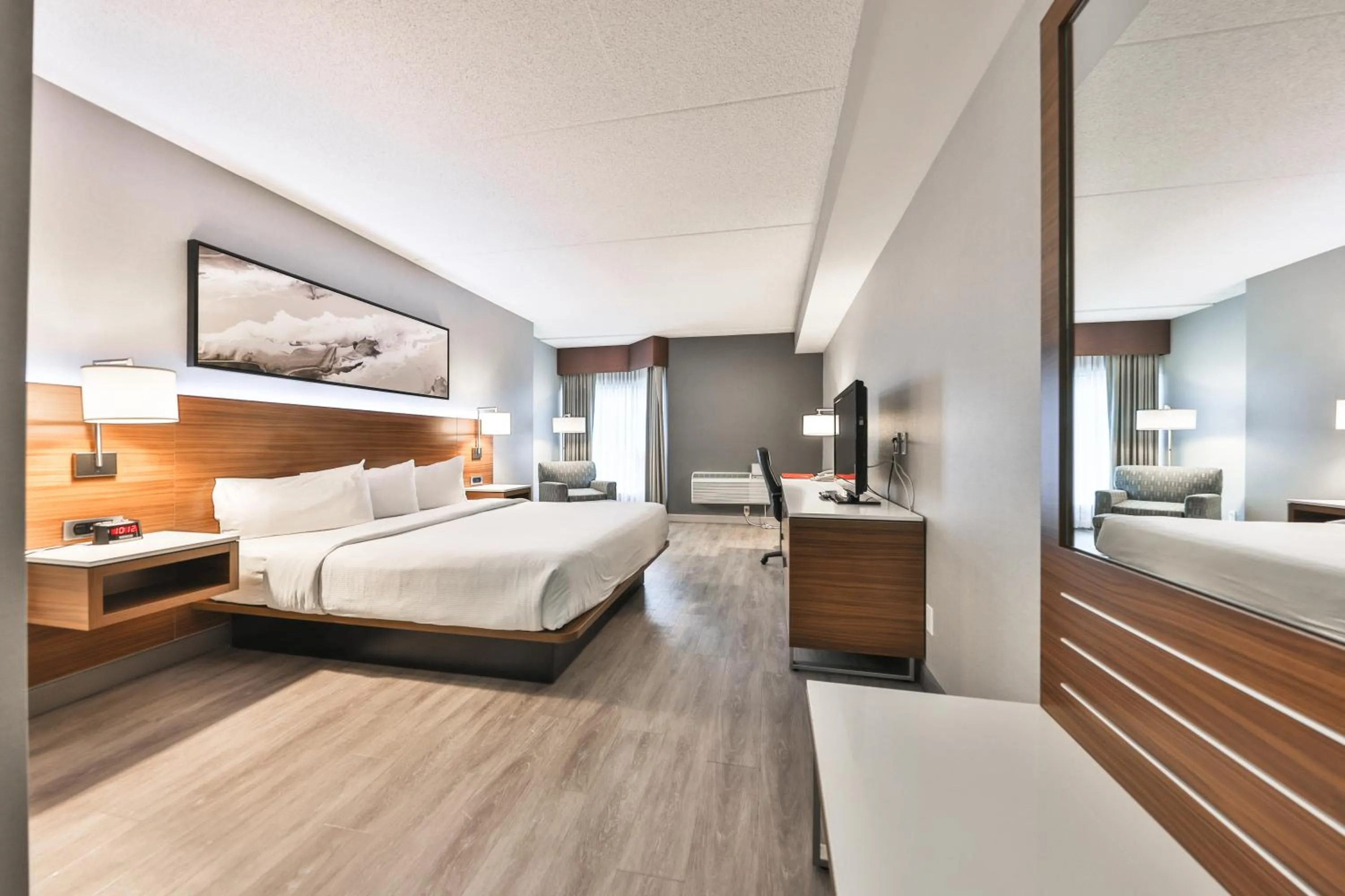 Bed in Admiral Inn Mississauga