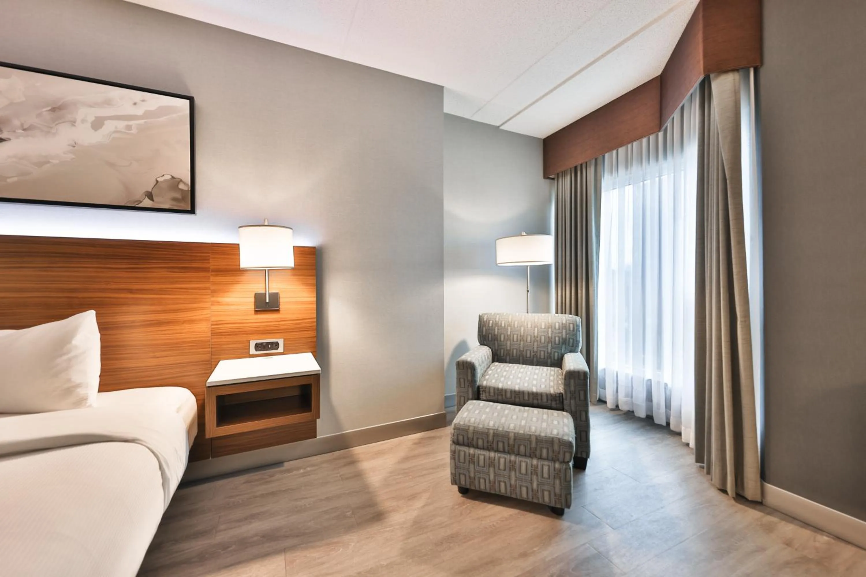 Seating area, Bed in Admiral Inn Mississauga