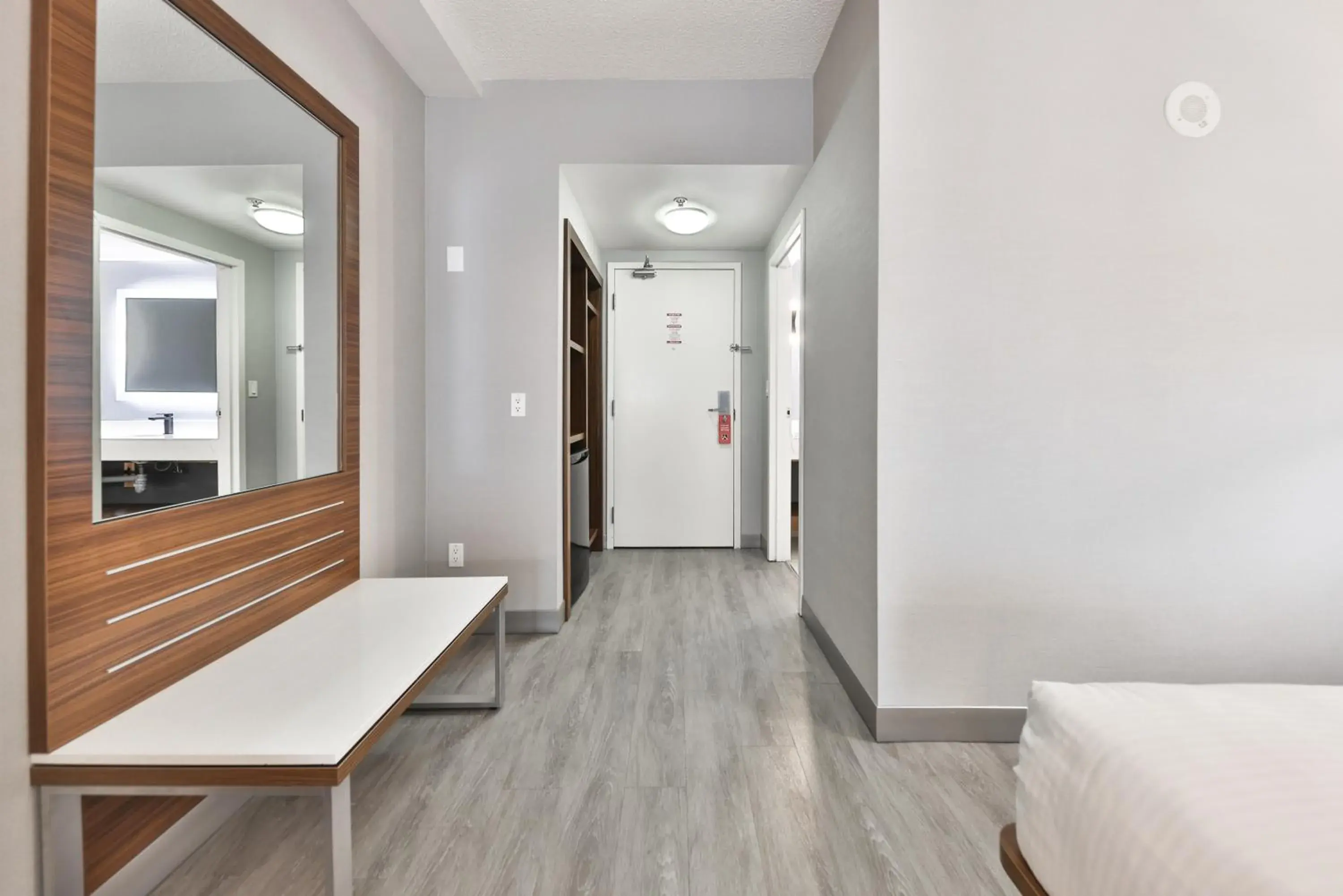 Bedroom, Bed in Admiral Inn Mississauga Bedroom, Bed in Admiral Inn Mississauga