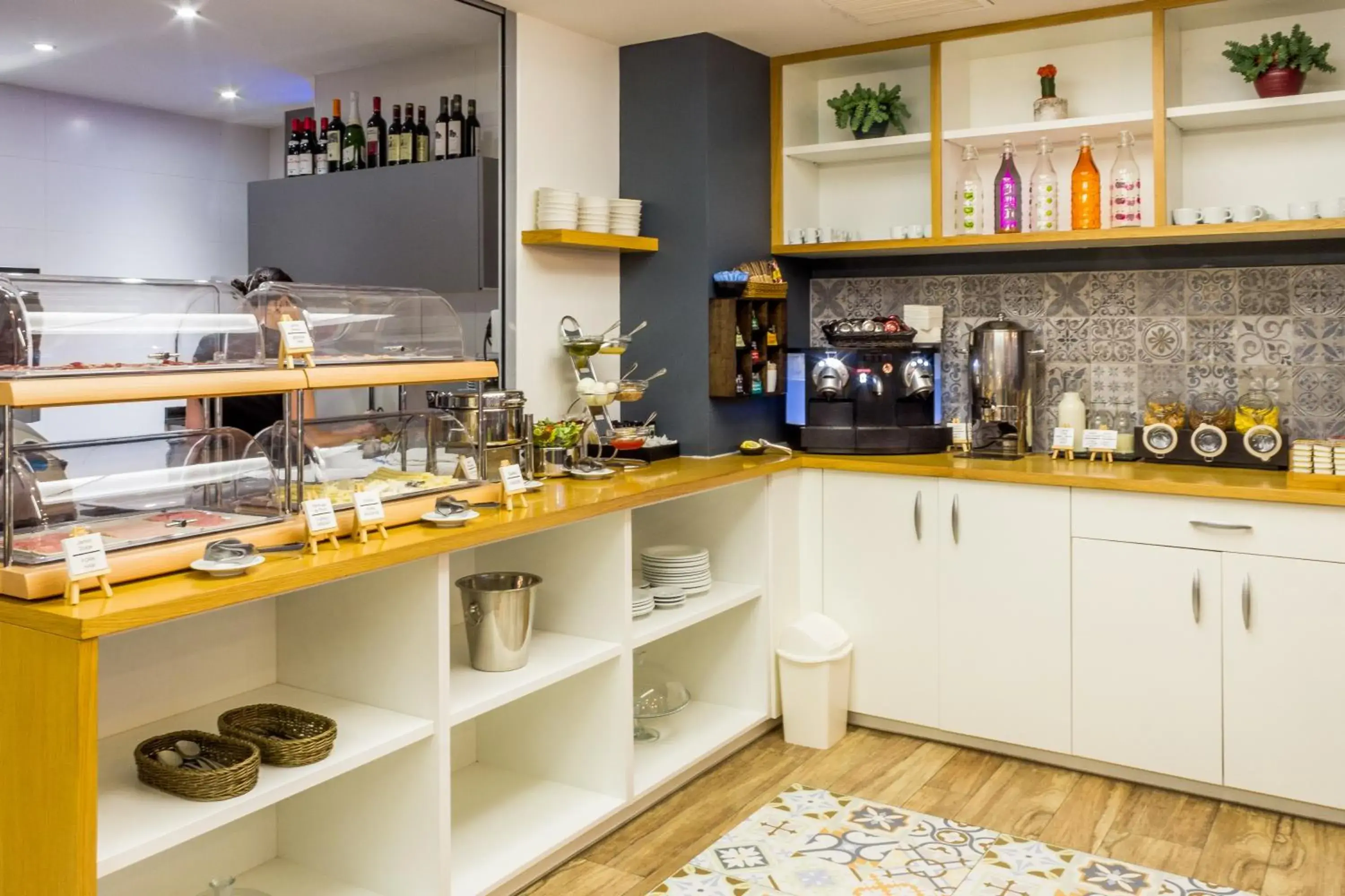 Restaurant/places to eat in Apart-Suites Hostemplo Restaurant/places to eat in Apart-Suites Hostemplo