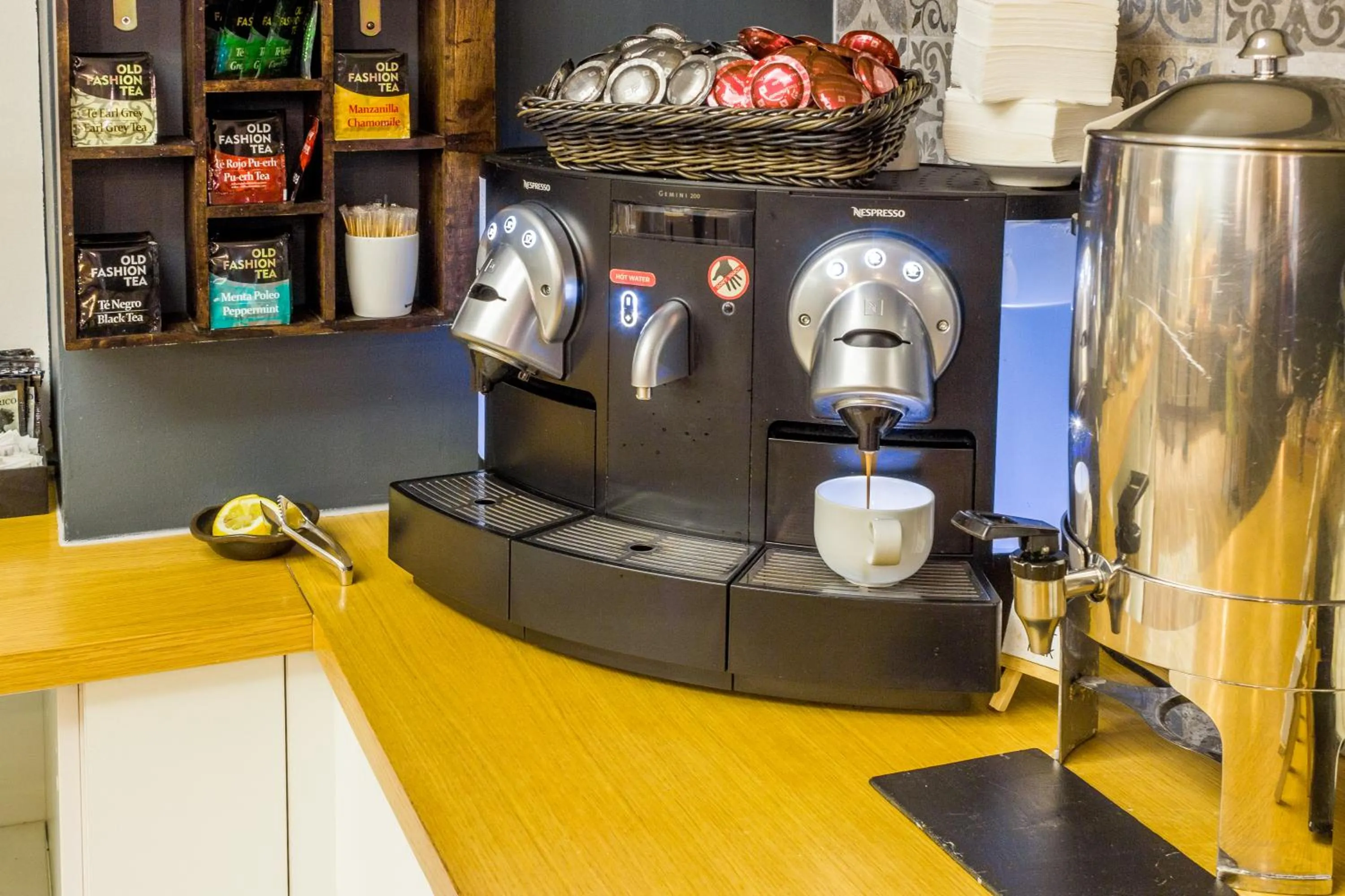 Restaurant/places to eat in Apart-Suites Hostemplo