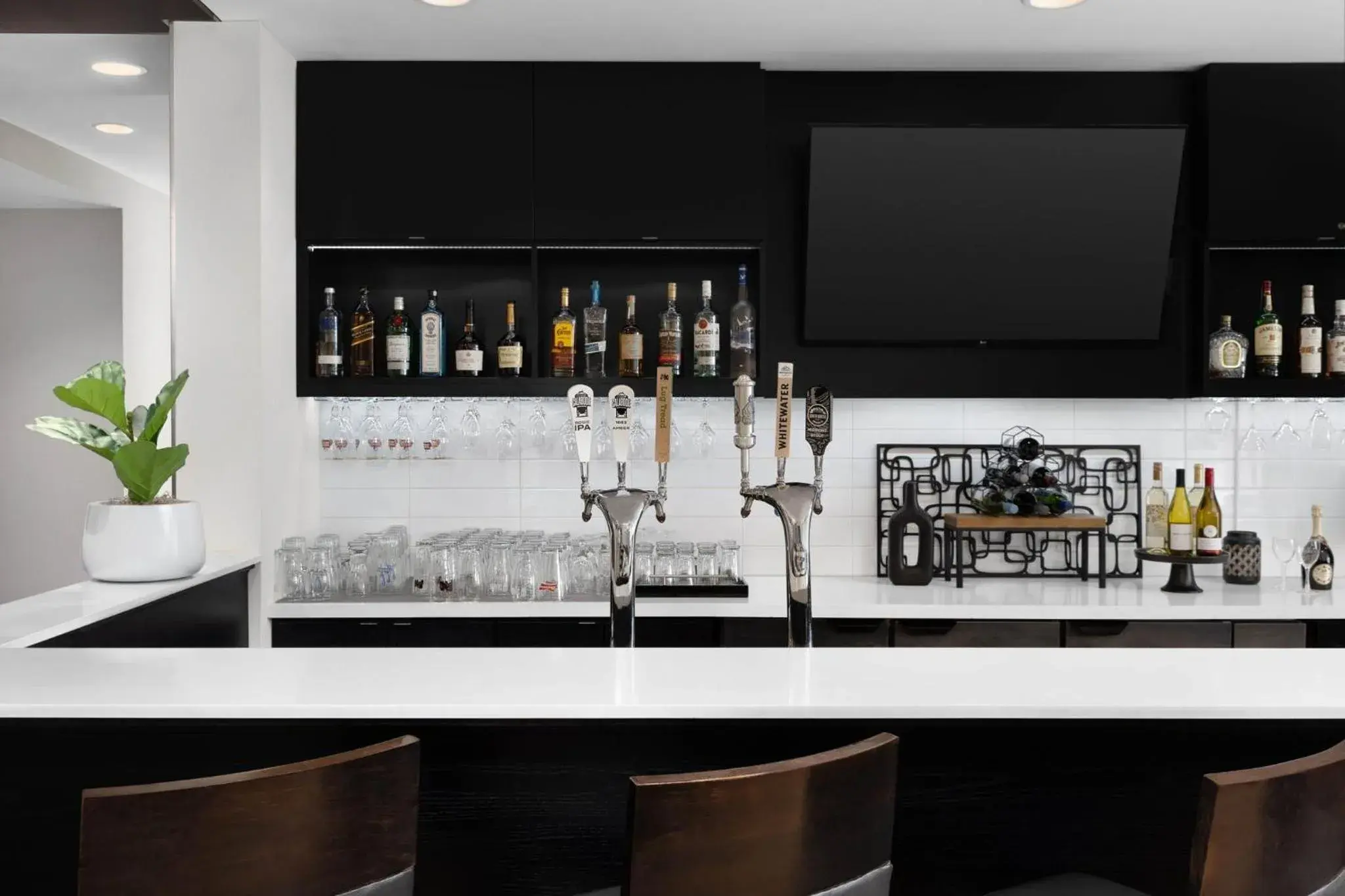 Lounge or bar in Holiday Inn Ottawa East by IHG Lounge or bar in Holiday Inn Ottawa East by IHG