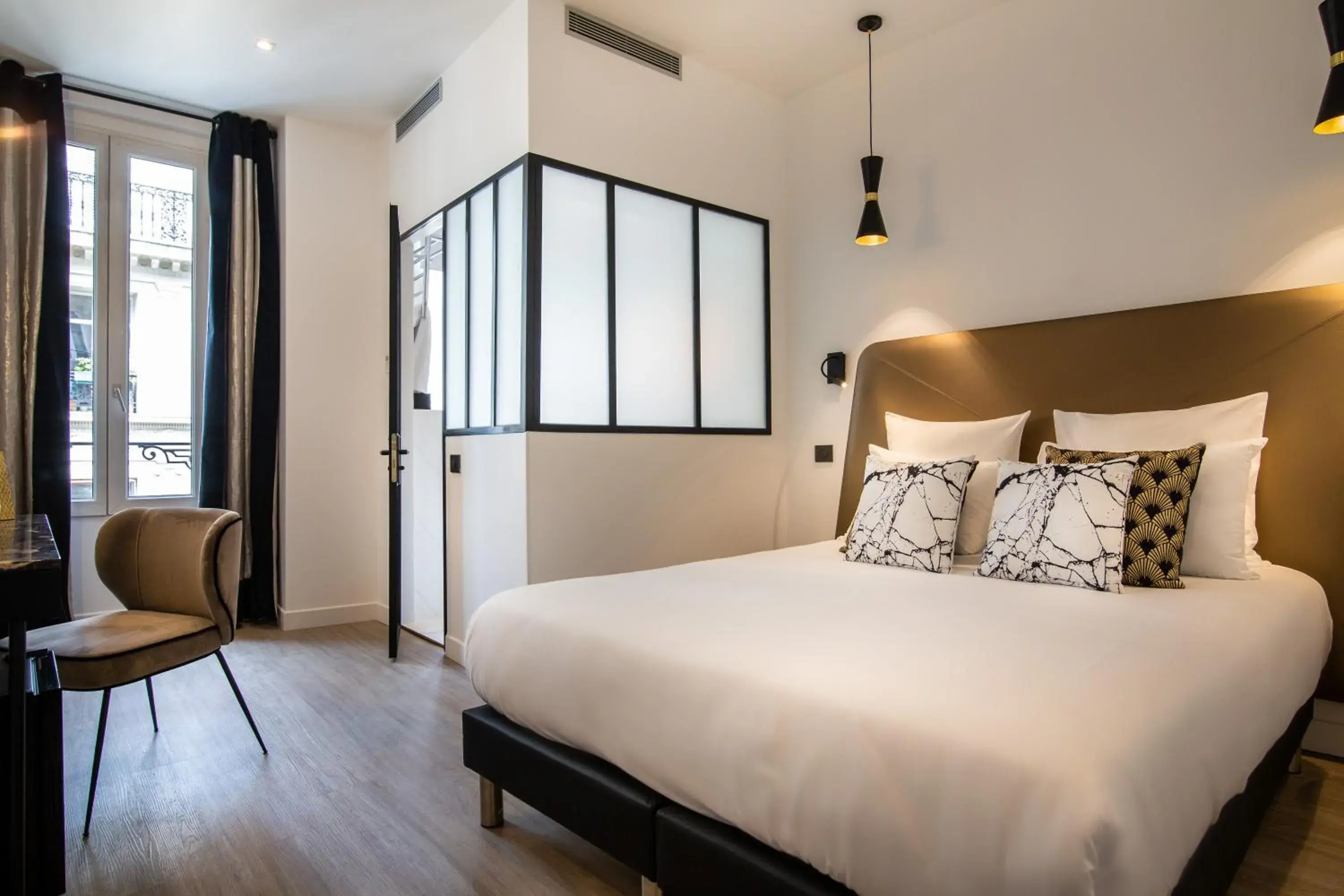 Bed in Hôtel Royal Opéra Bed in Hôtel Royal Opéra