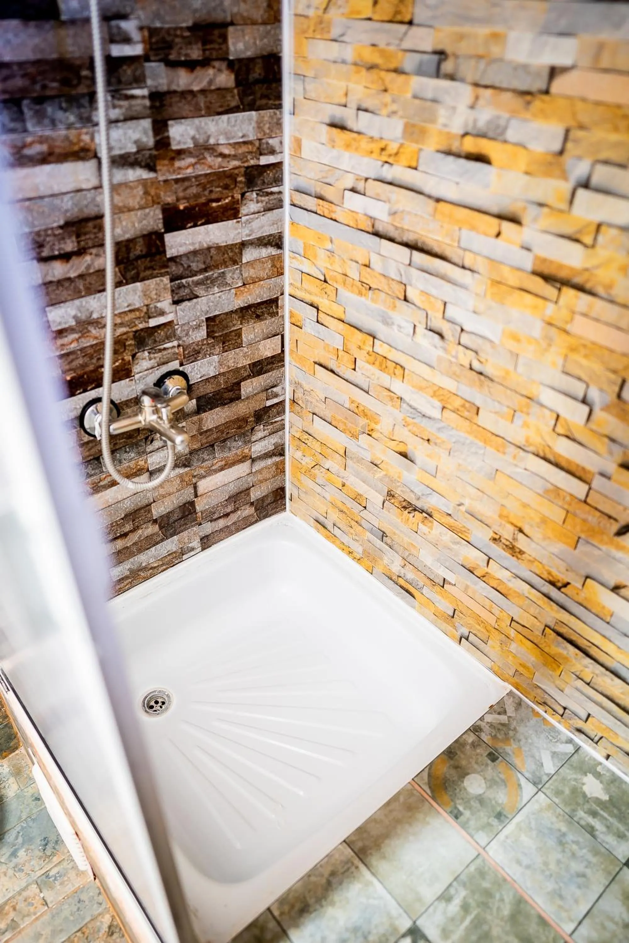 Shower in Hostal Alcázar