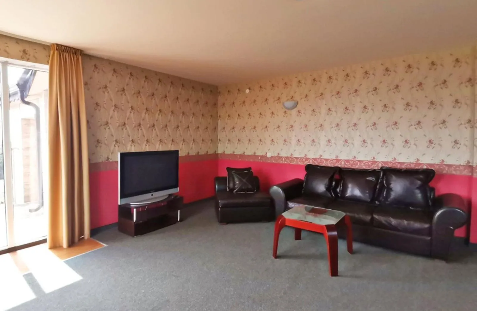 Communal lounge/ TV room in Twins Palace ApartHotel