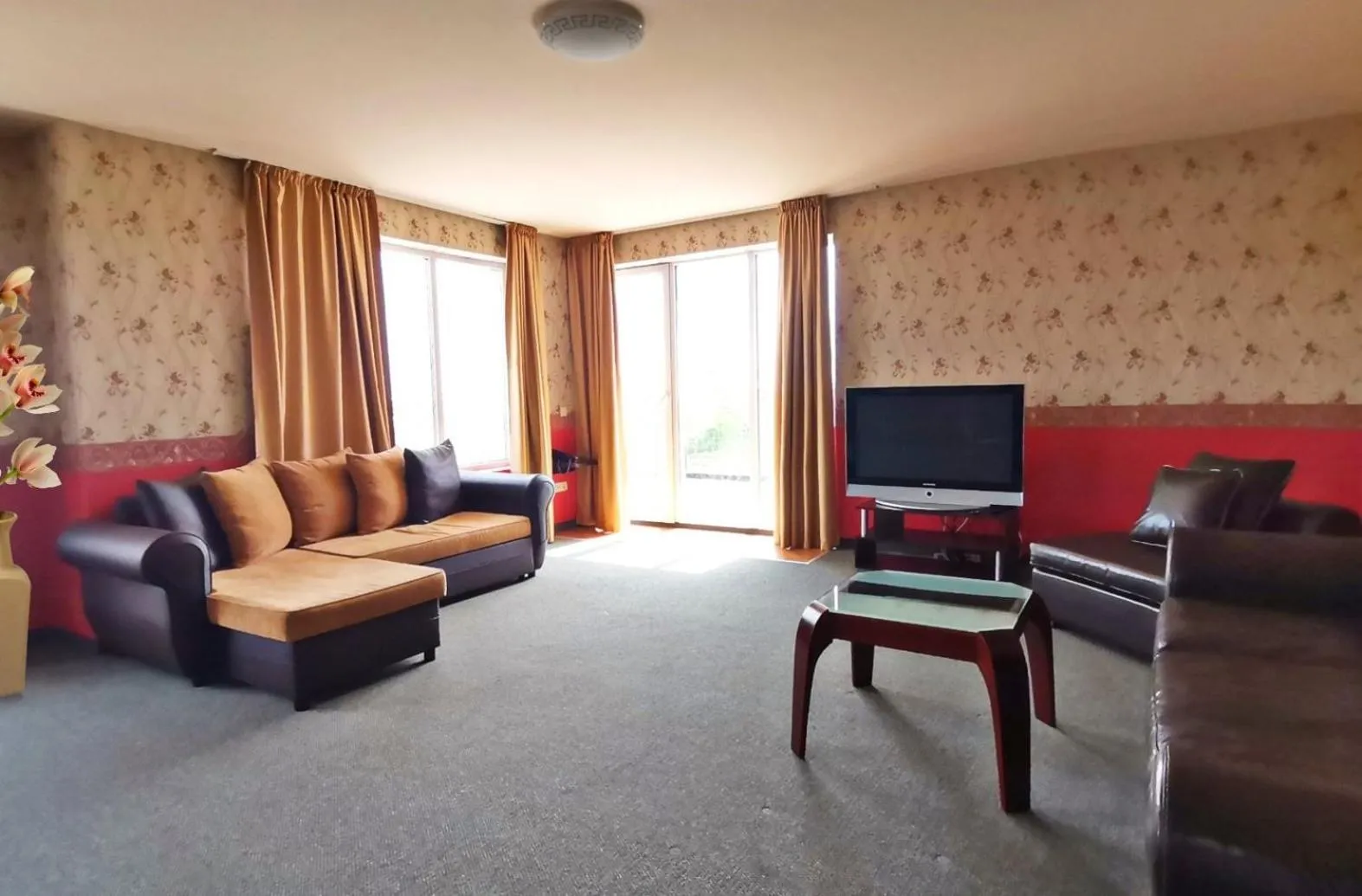 Communal lounge/ TV room in Twins Palace ApartHotel