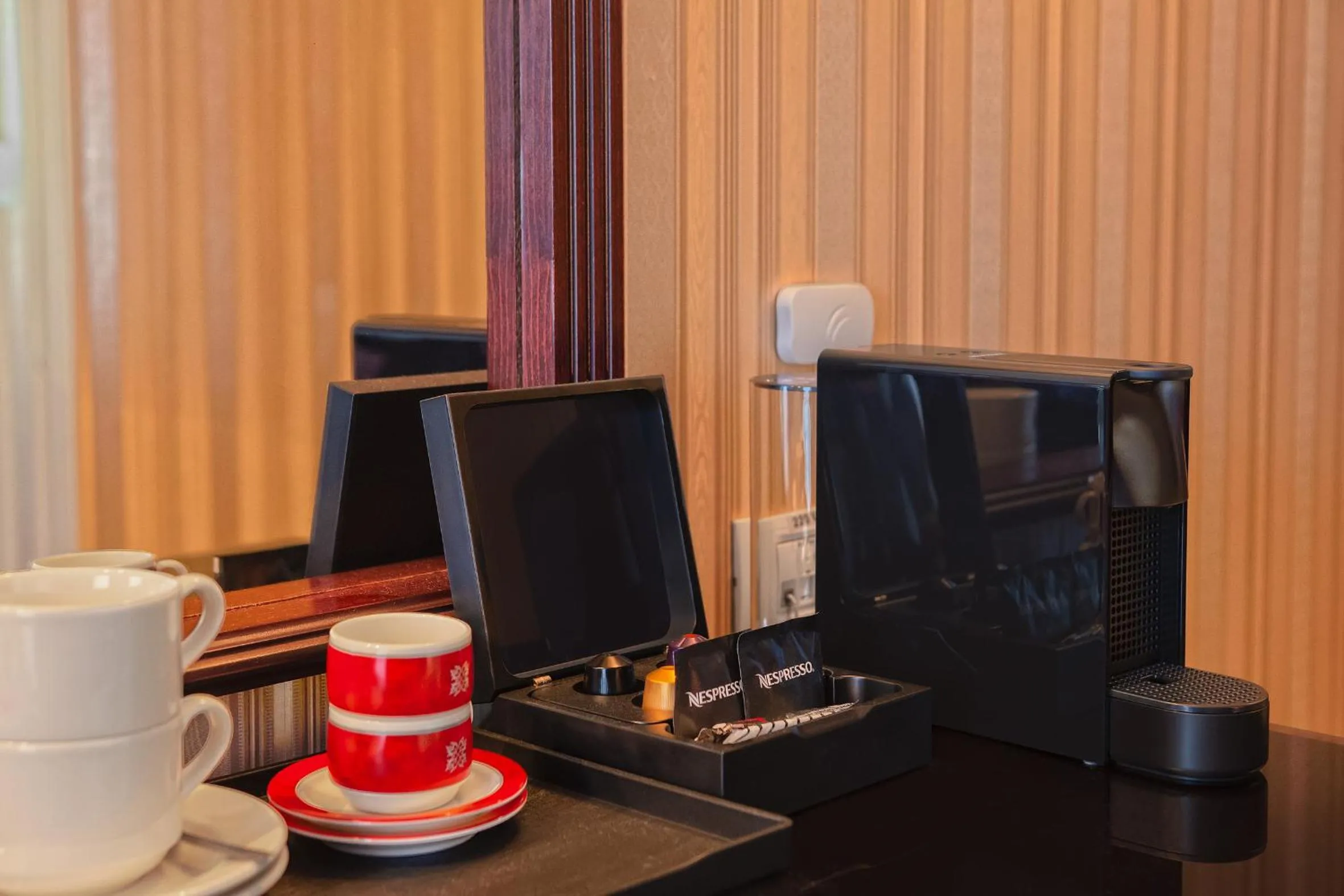 Coffee/tea facilities in Drustar Hotel