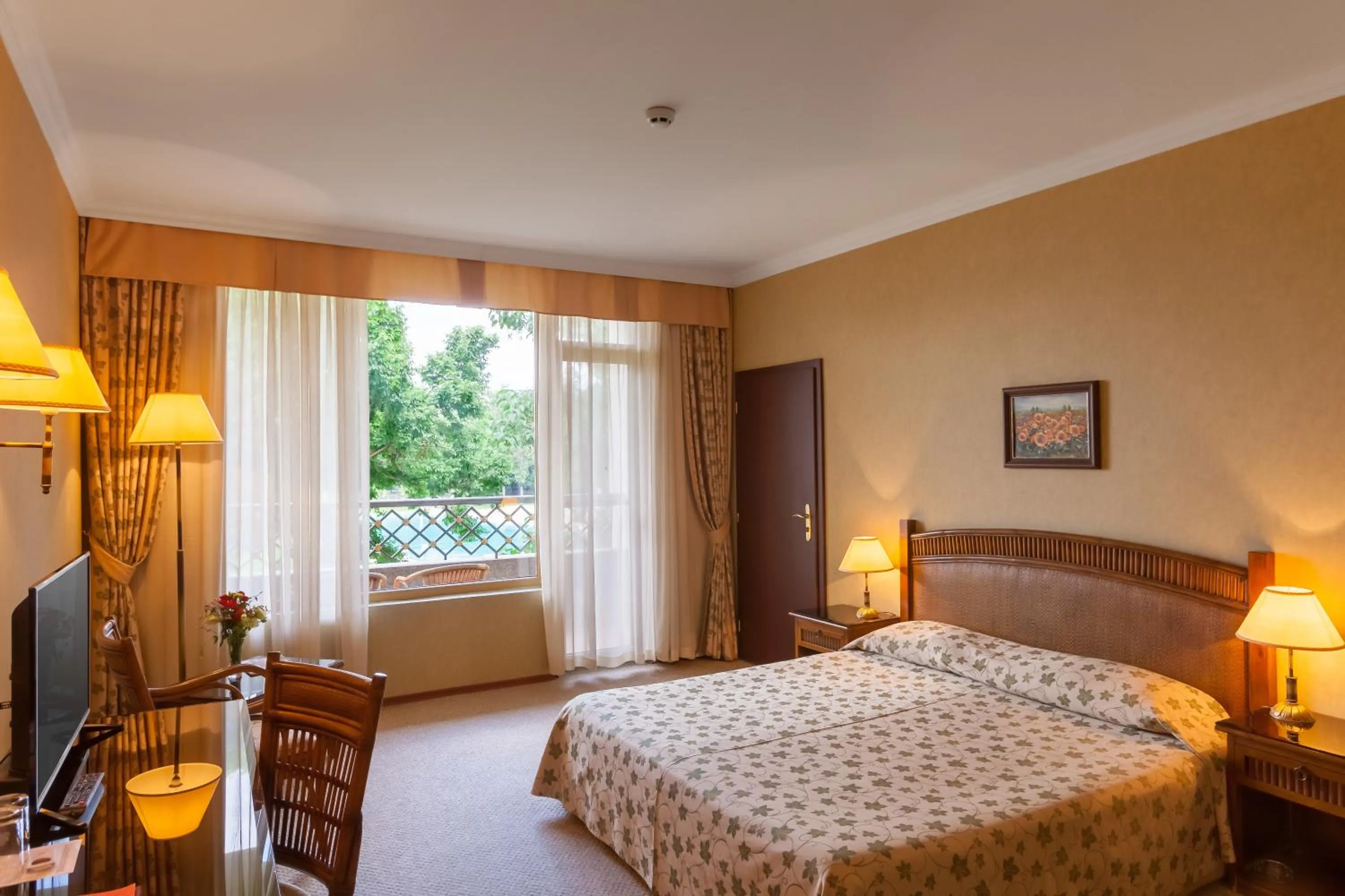 Pool view, Bed in Drustar Hotel