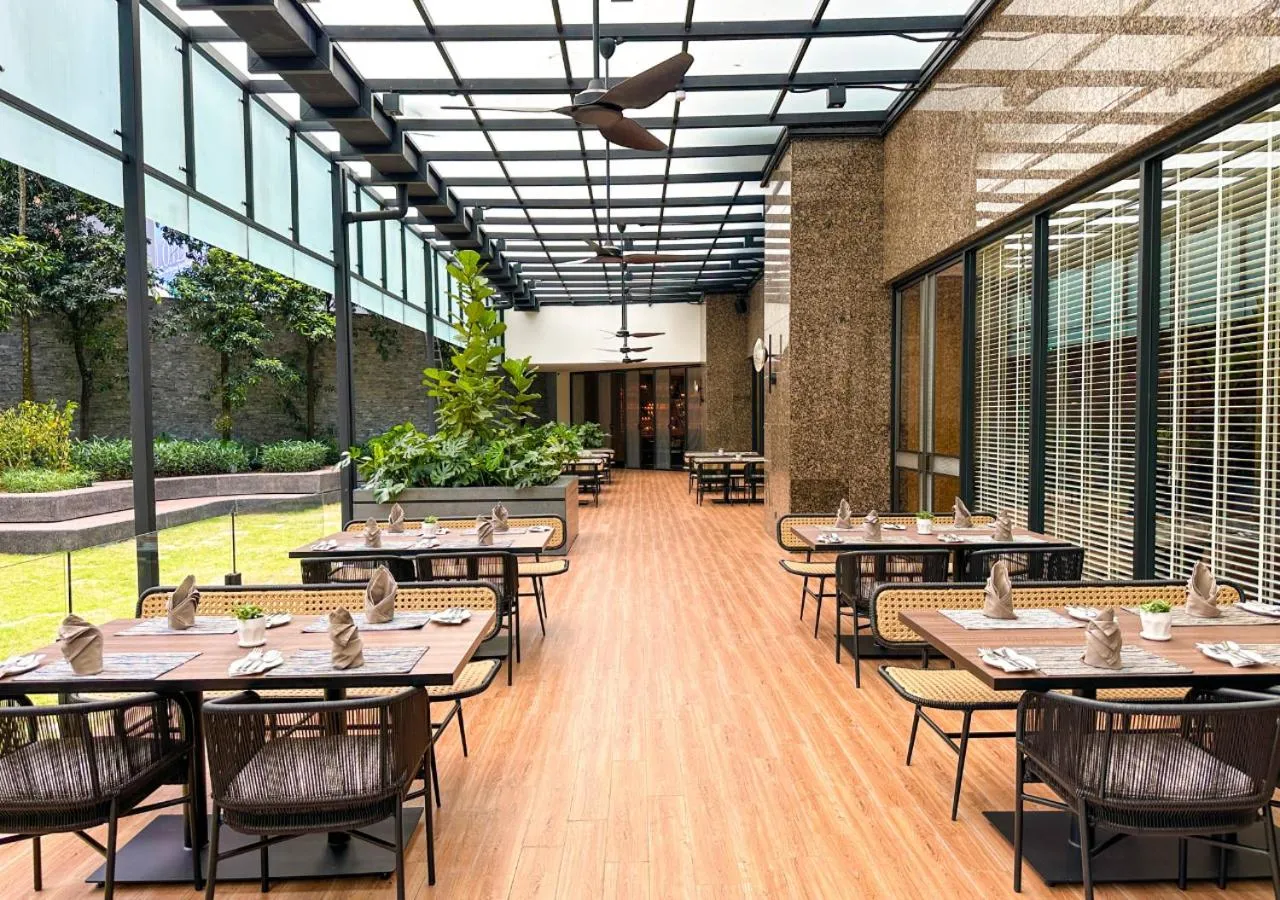 Restaurant/places to eat in One World Hotel