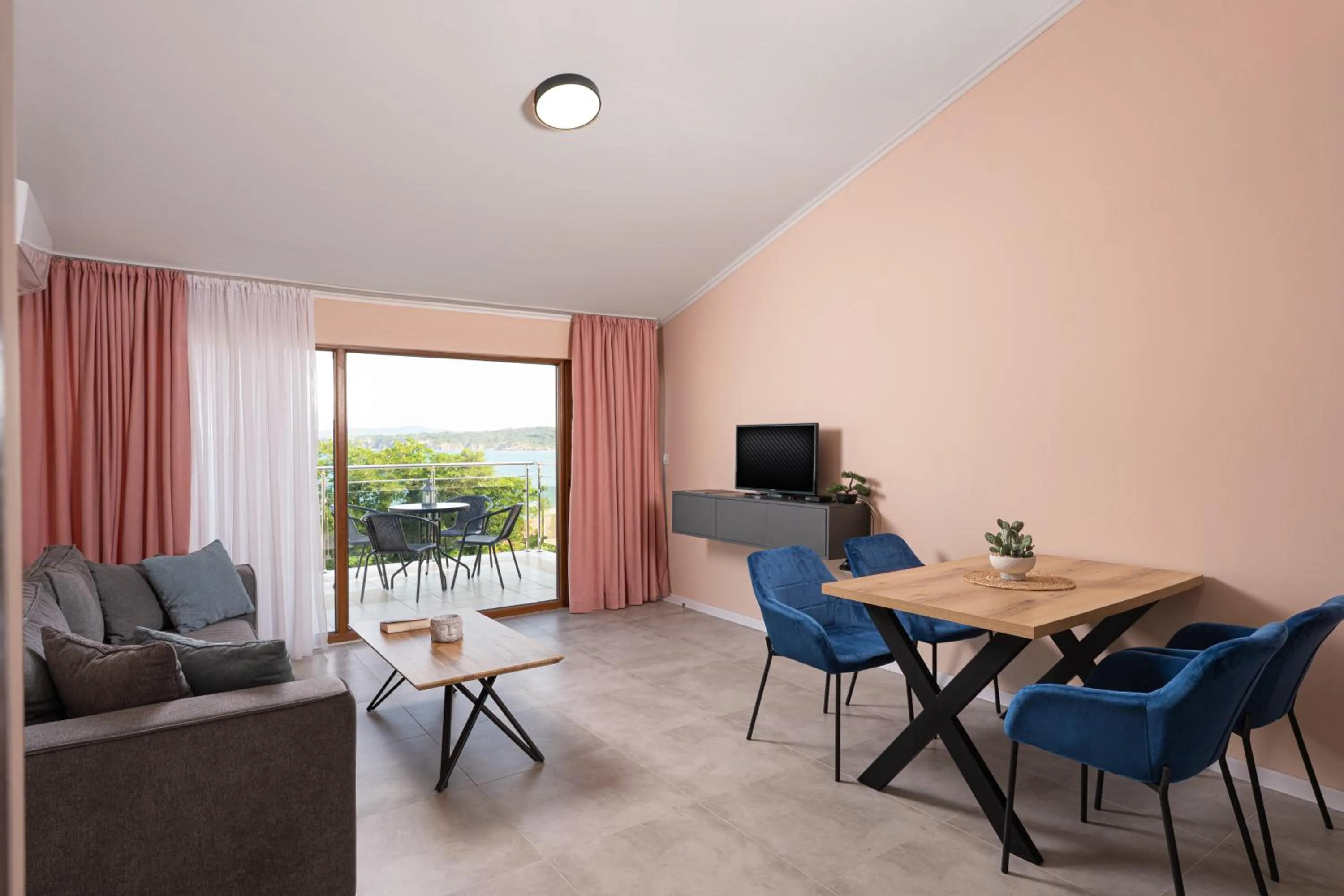 Семеен хотел Golden Place