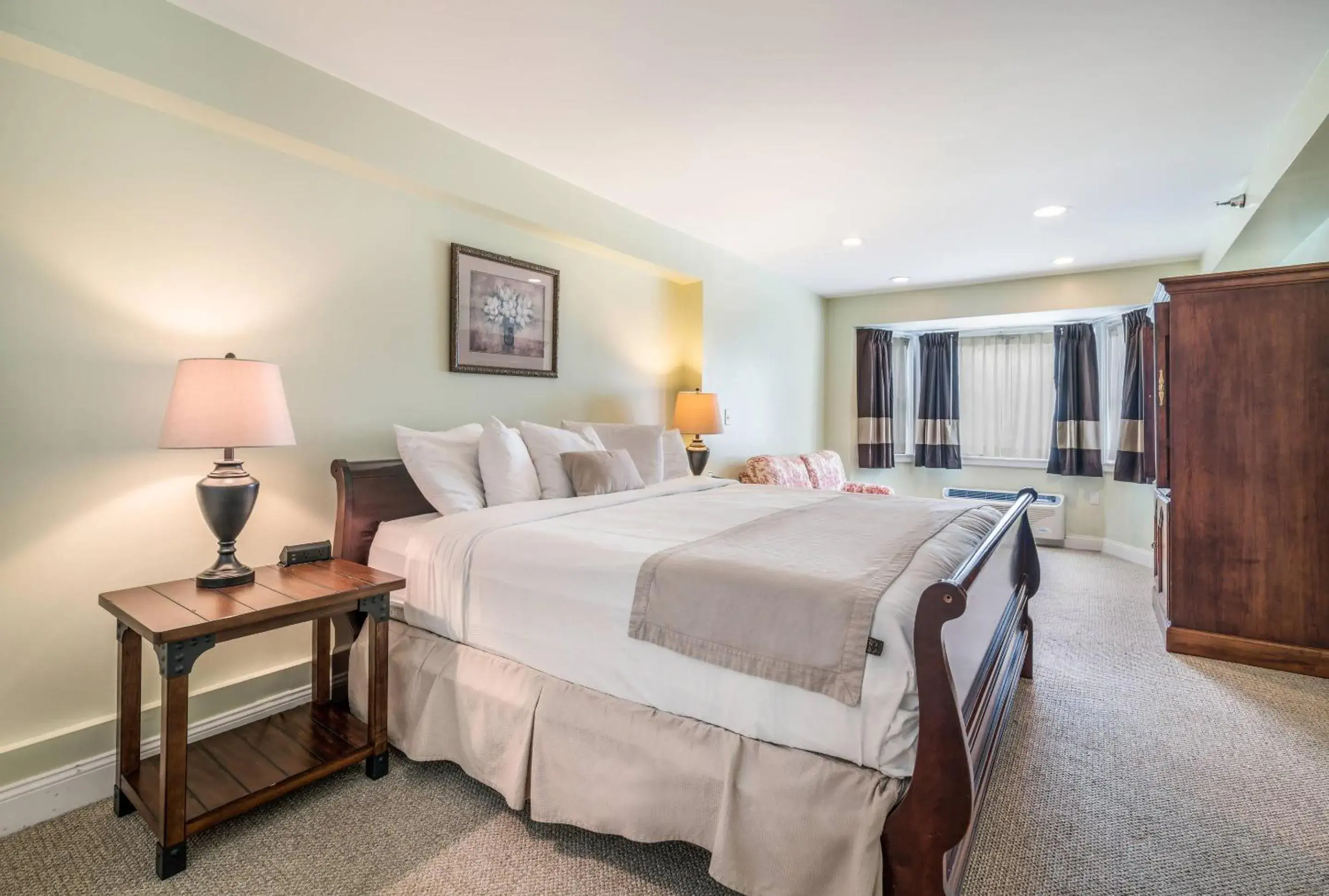 Bedroom, Bed in The Valley Inn, an Ascend Collection Hotel Bedroom, Bed in The Valley Inn, an Ascend Collection Hotel