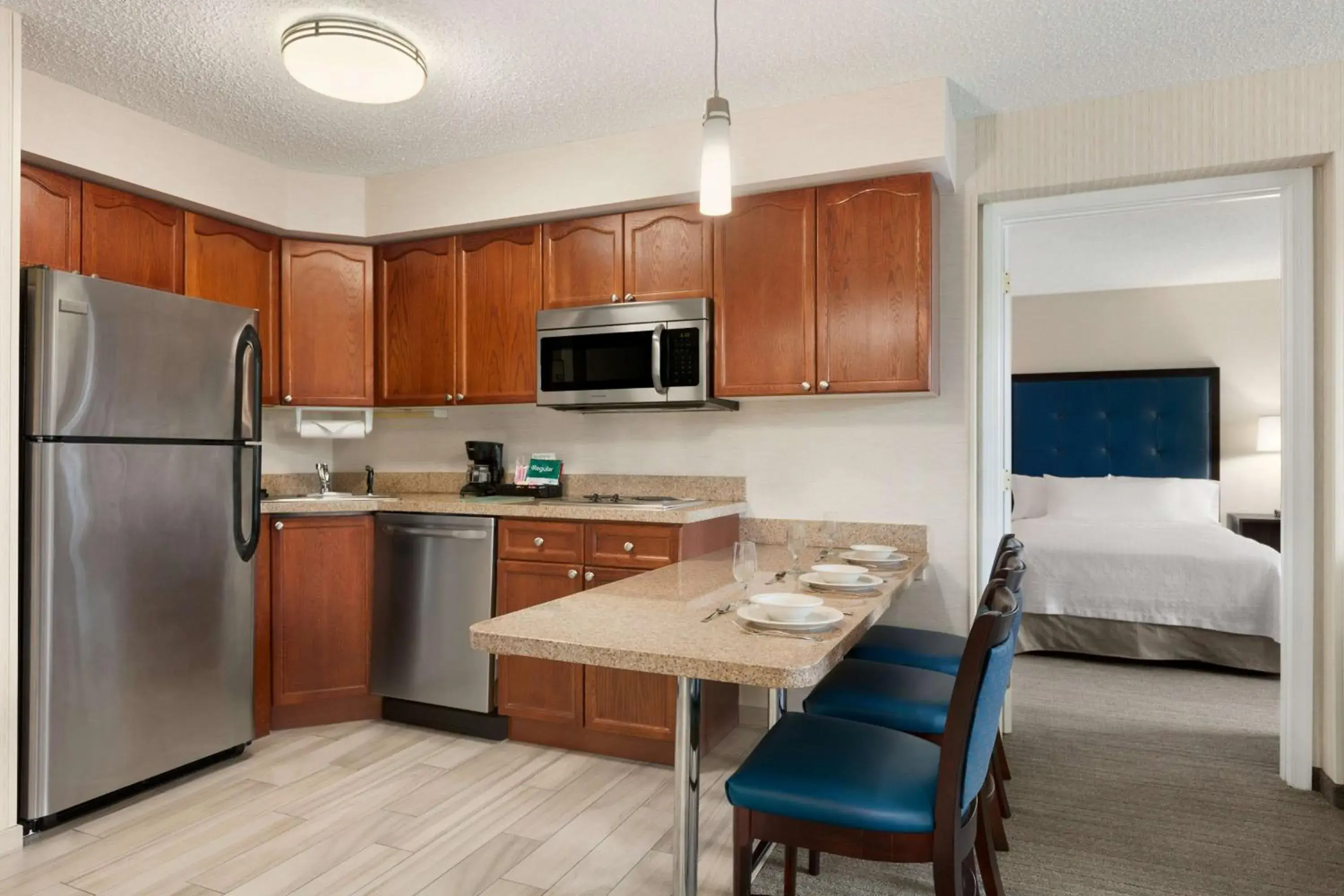 Bed, Kitchen/Kitchenette in Homewood Suites by Hilton Wilmington-Brandywine Valley