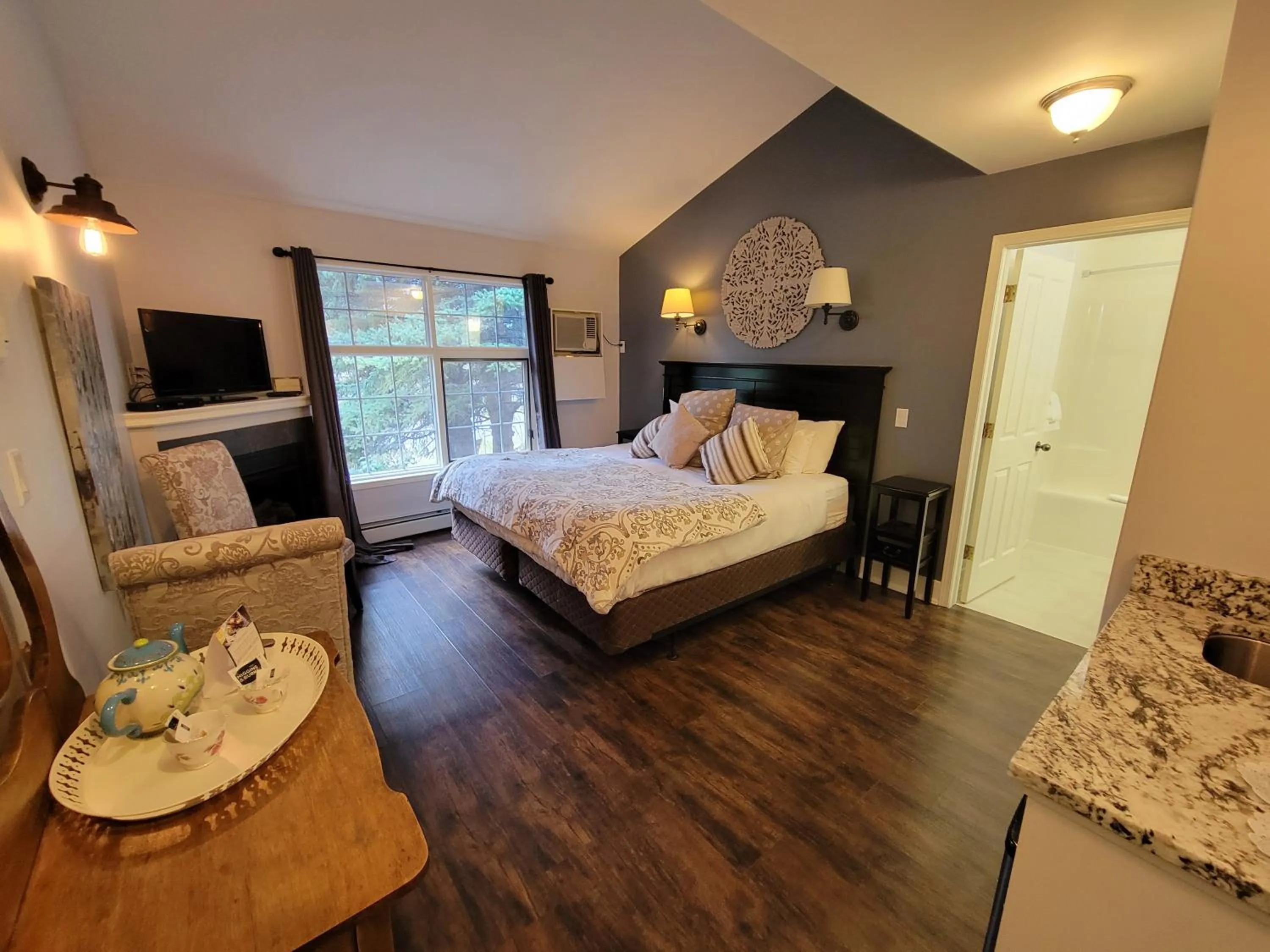 Photo of the whole room, Bed in The Georgetown Inn