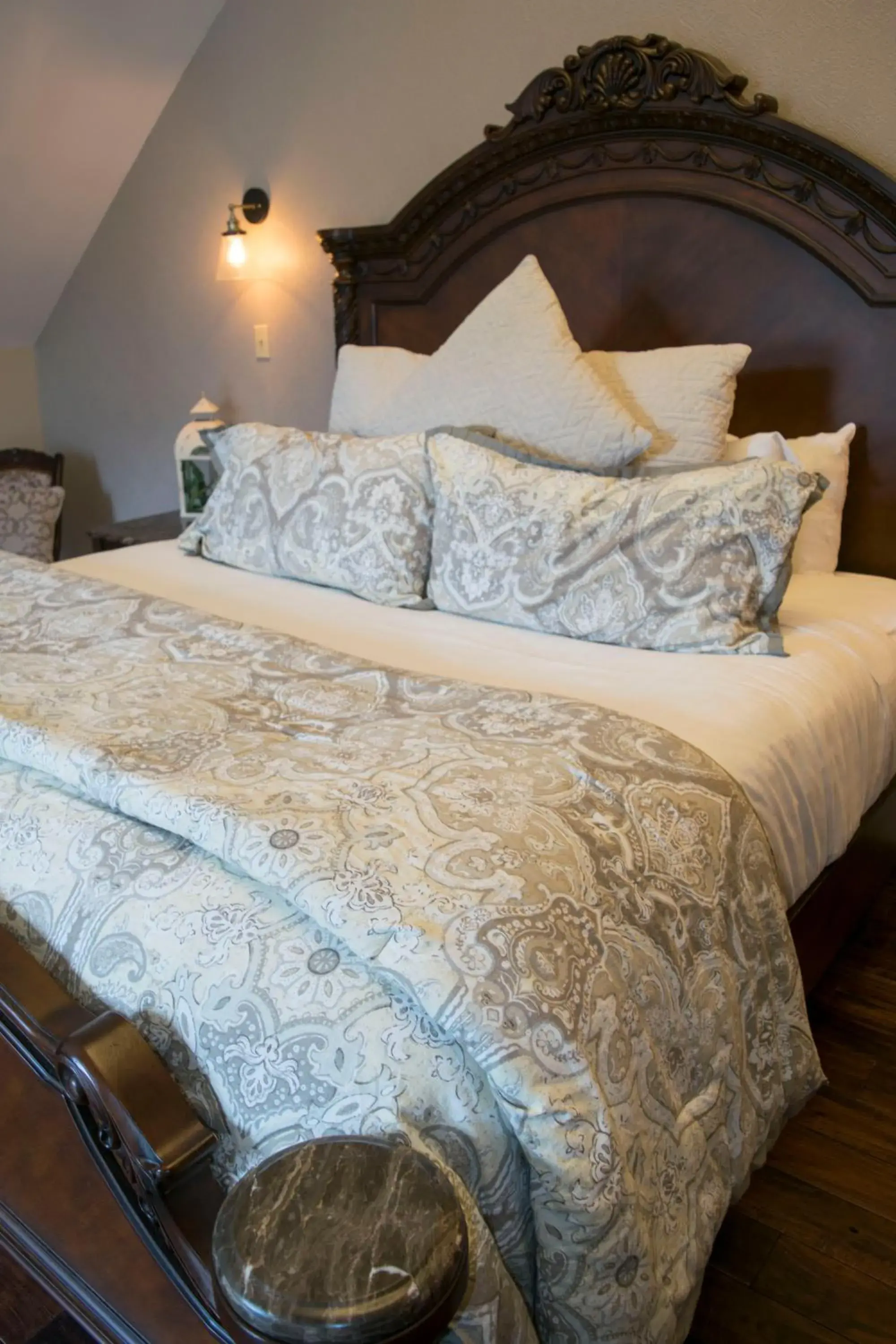 Bed in The Georgetown Inn Bed in The Georgetown Inn