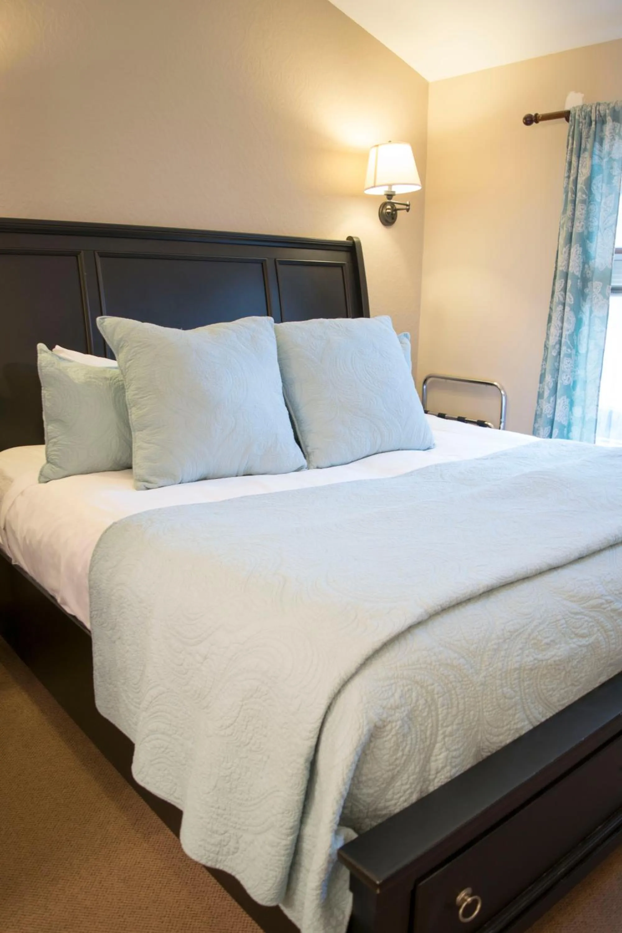 Bed in The Georgetown Inn