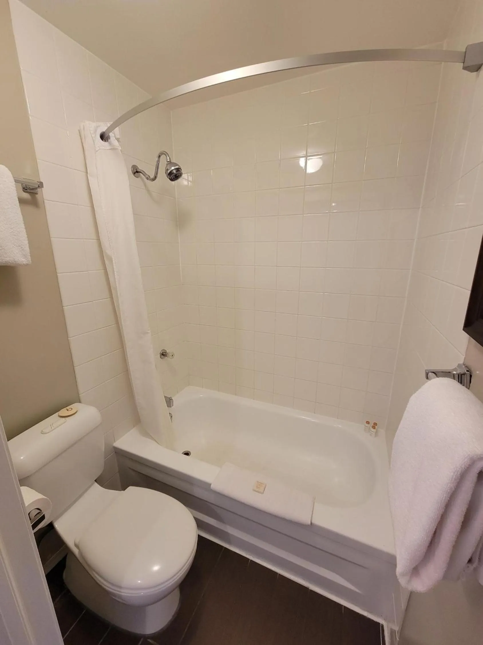 Toilet in The Georgetown Inn