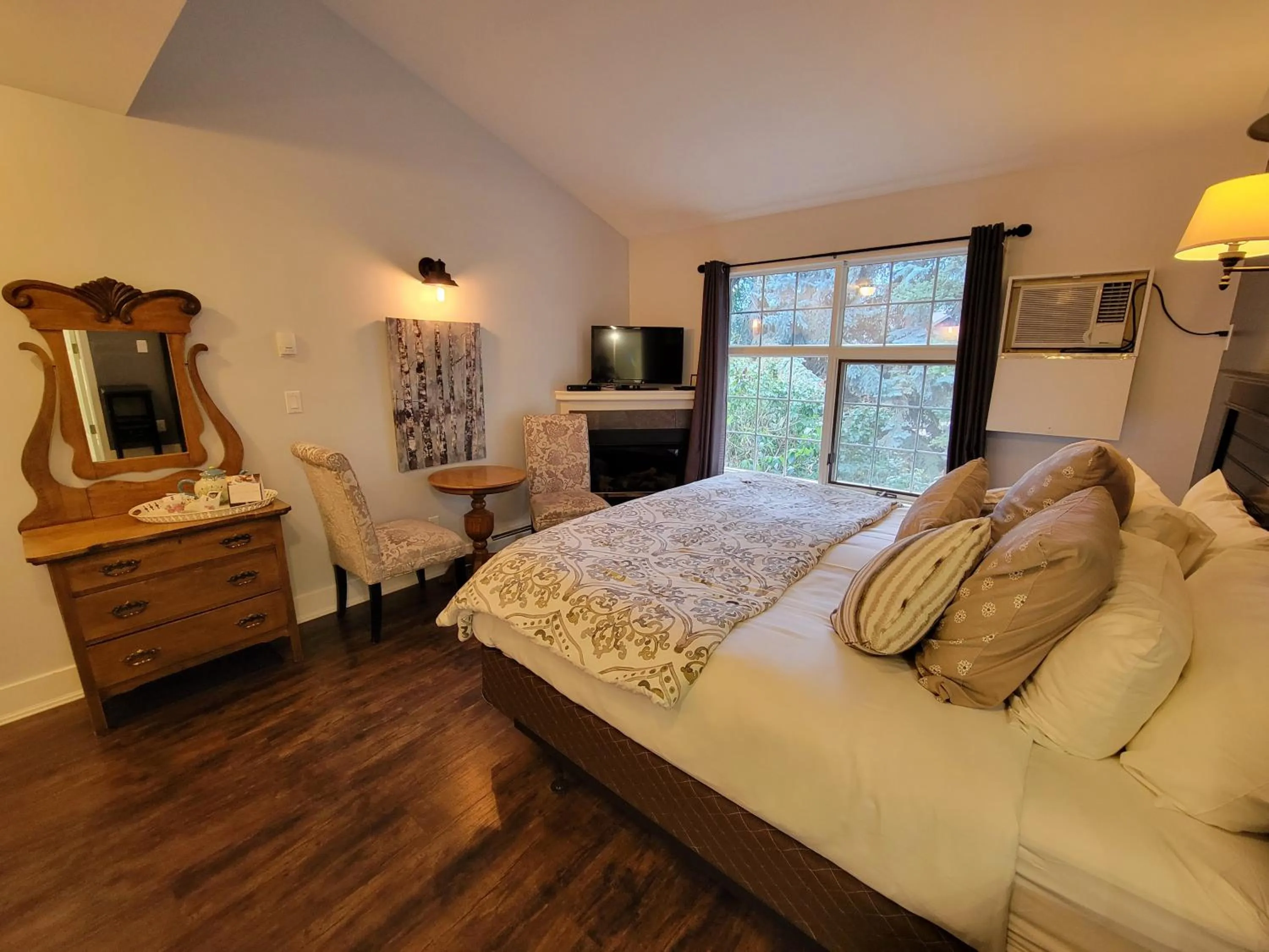 Photo of the whole room, Bed in The Georgetown Inn