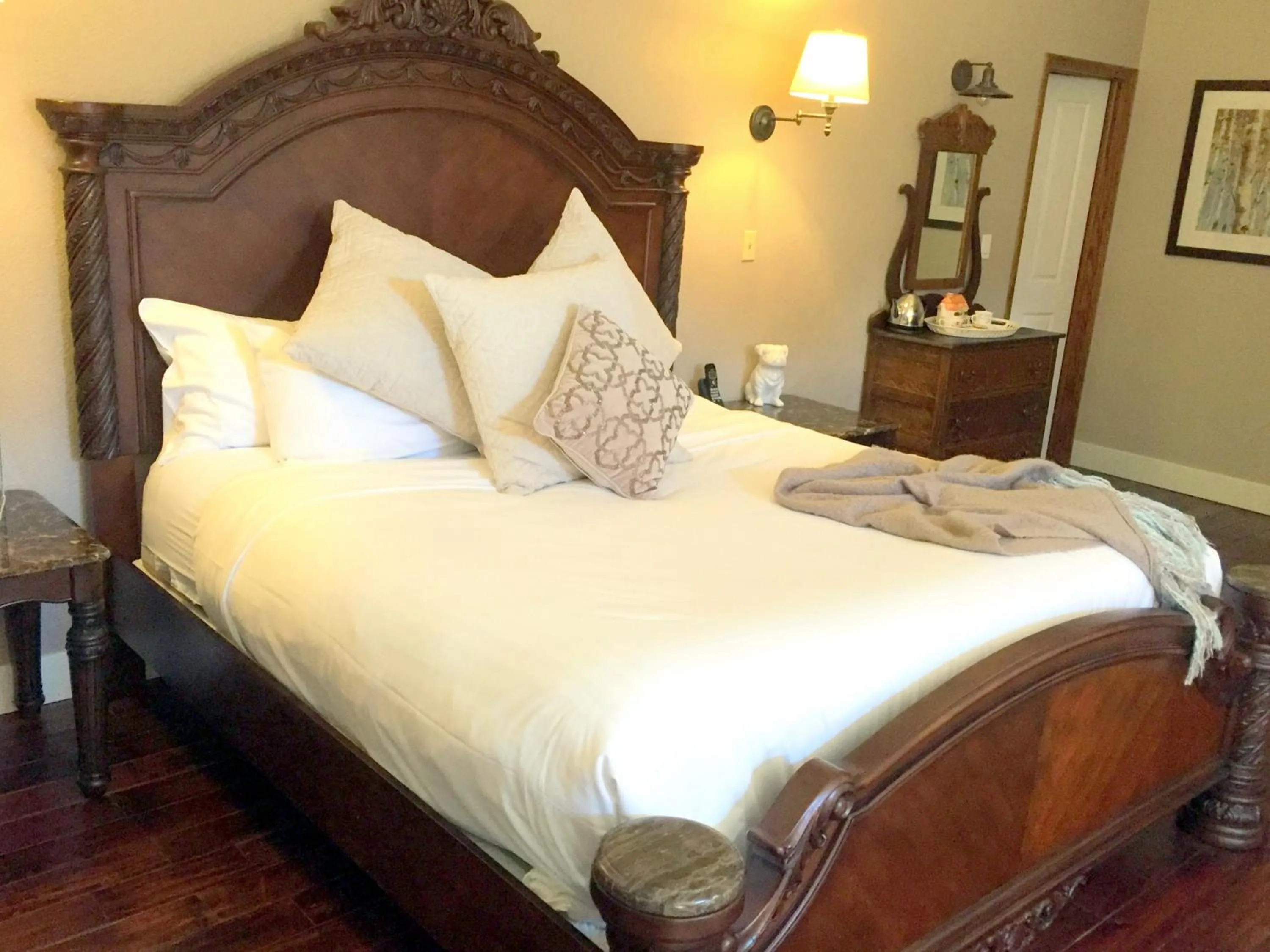 Bed in The Georgetown Inn