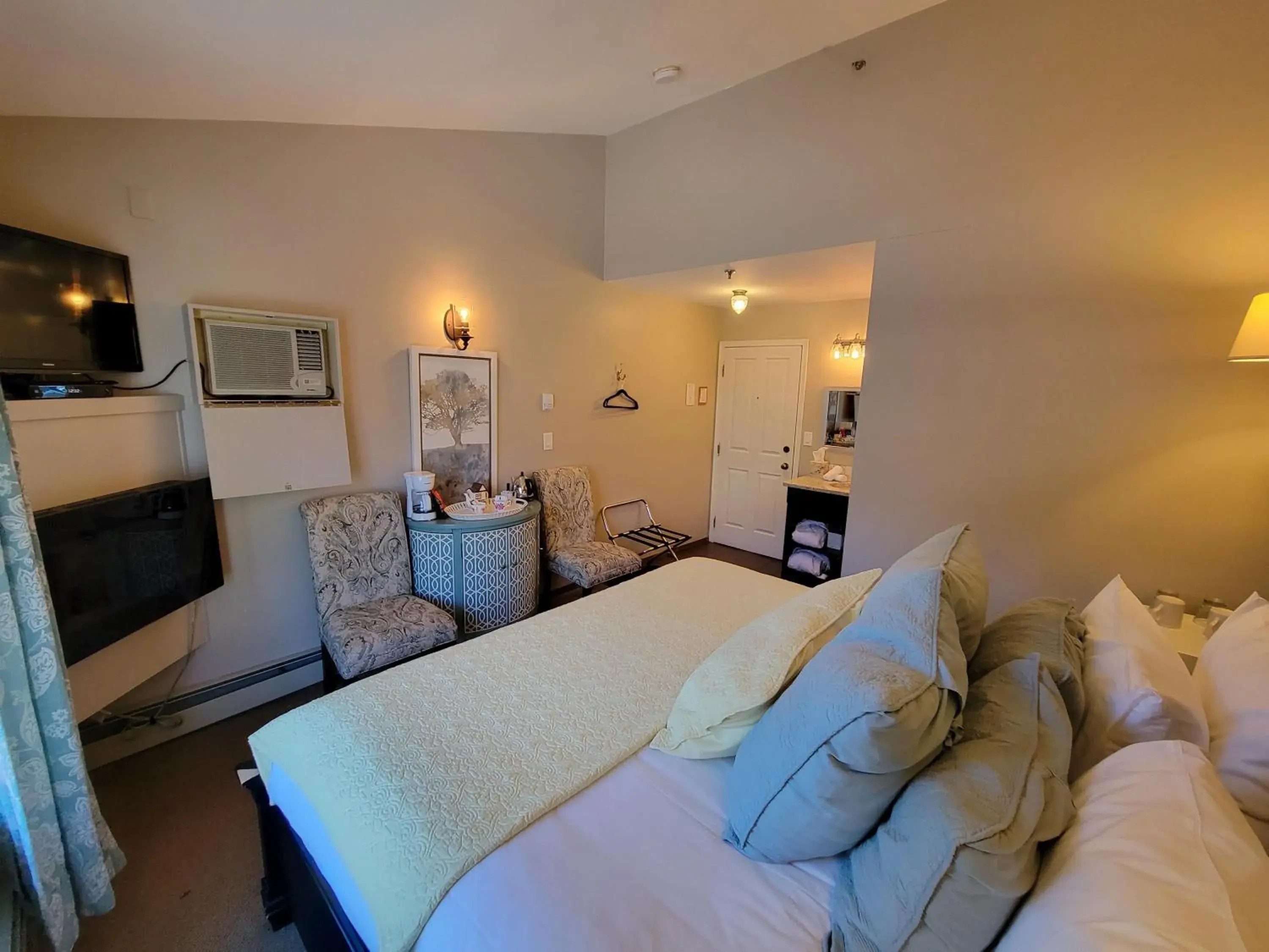 Bed in The Georgetown Inn Bed in The Georgetown Inn