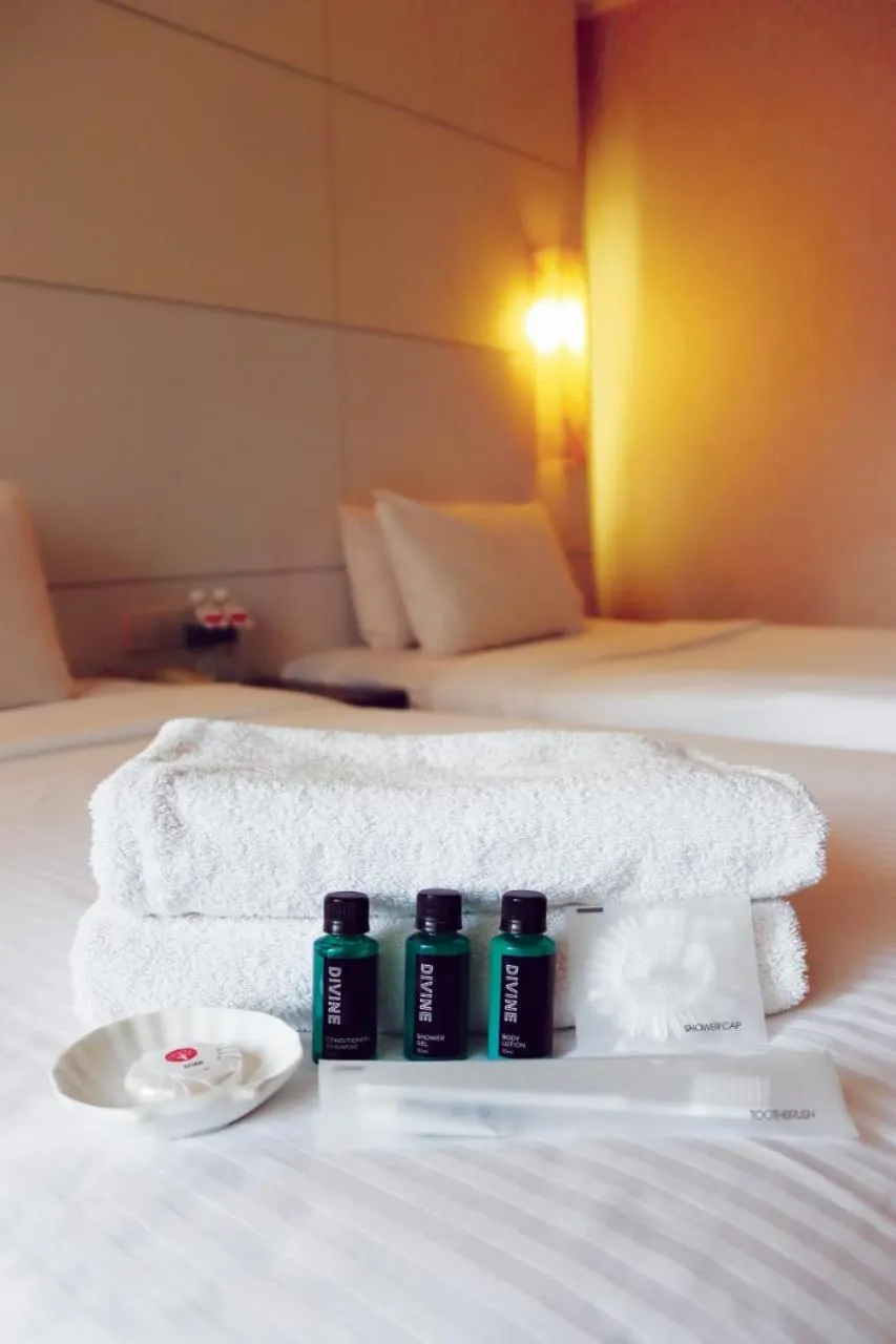 Shower, Bed in Seri Pacific Hotel Kuala Lumpur