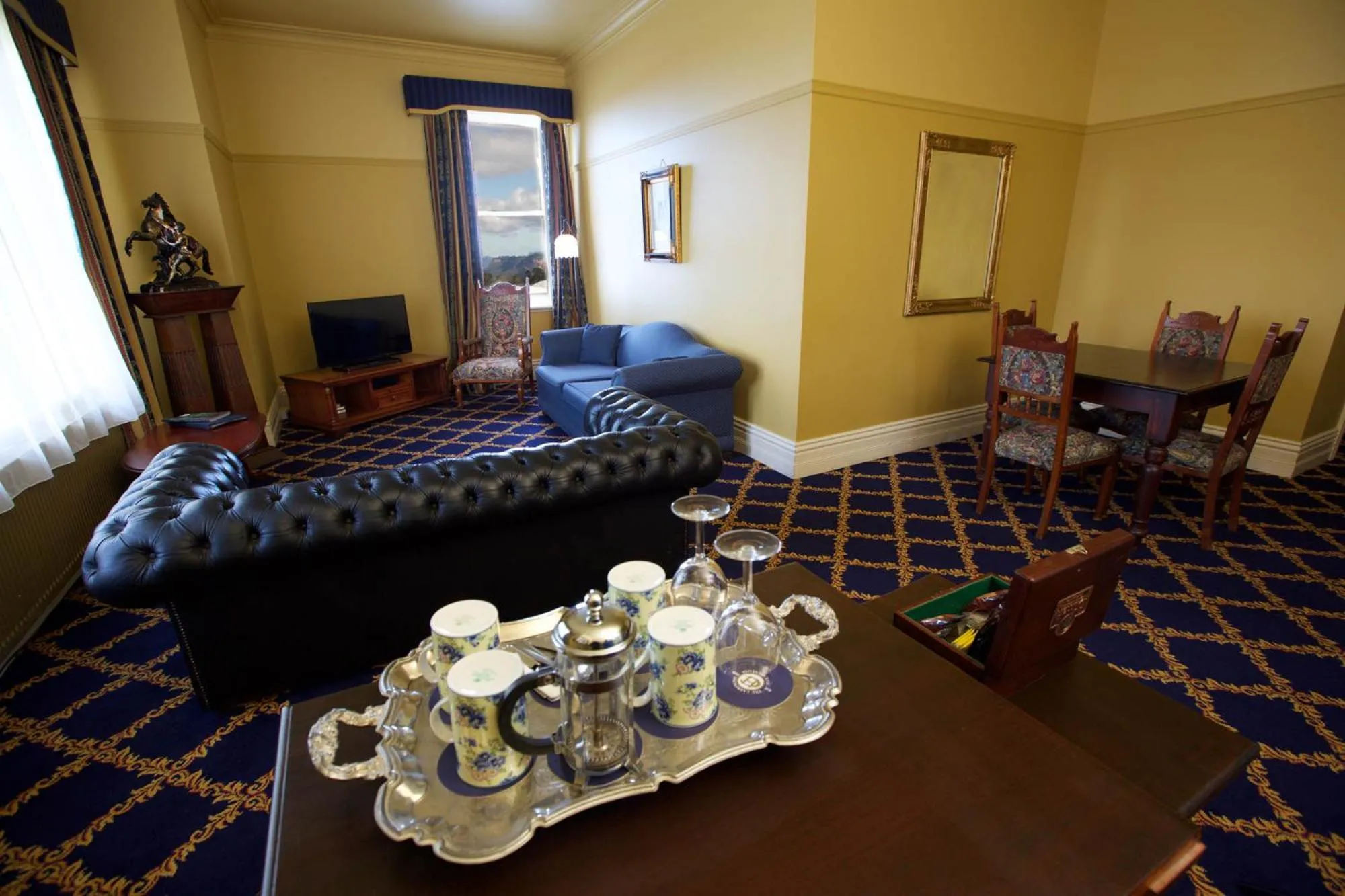Seating area, Bed in Carrington Hotel