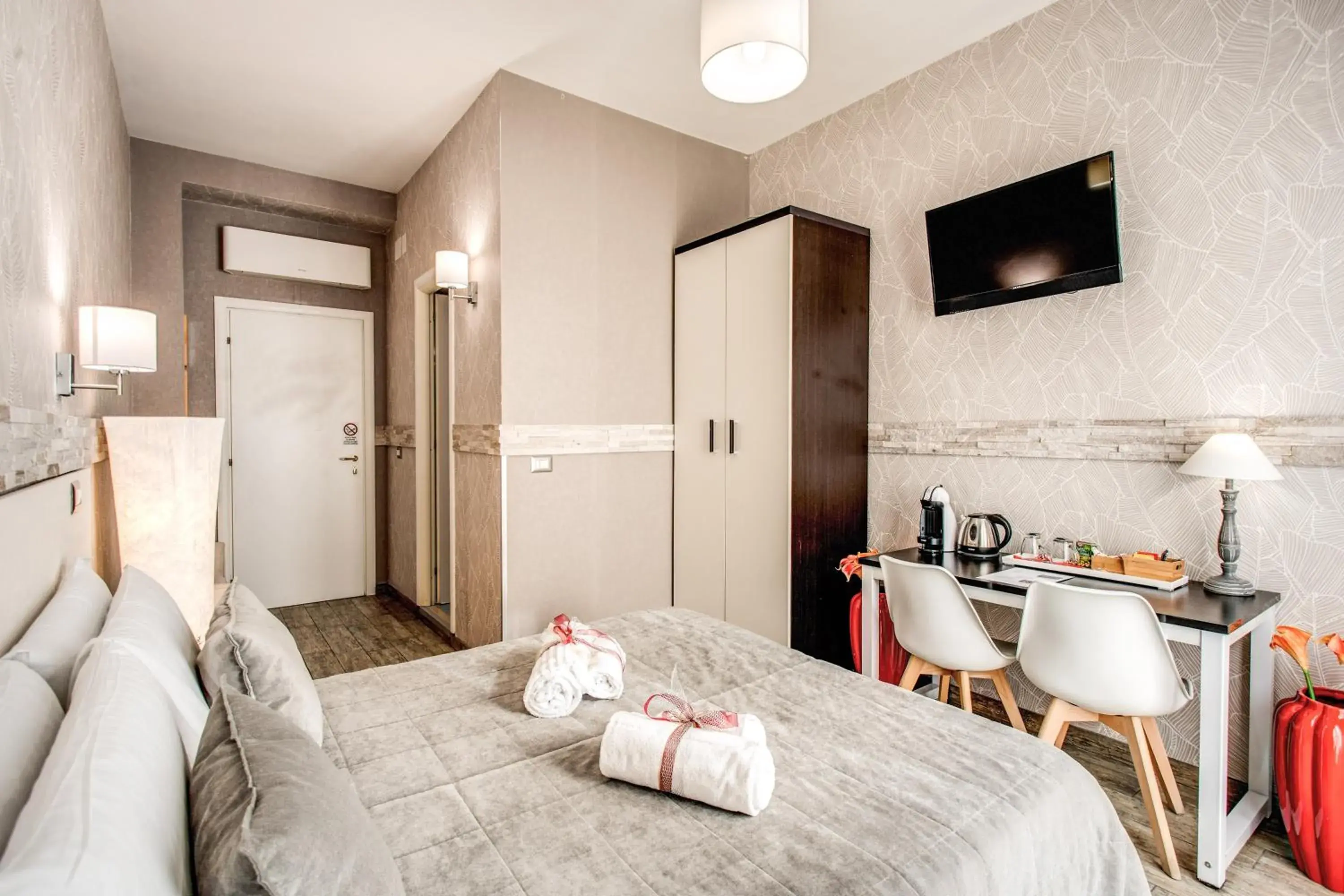 Photo of the whole room, Bed in Santamaria Inn Photo of the whole room, Bed in Santamaria Inn