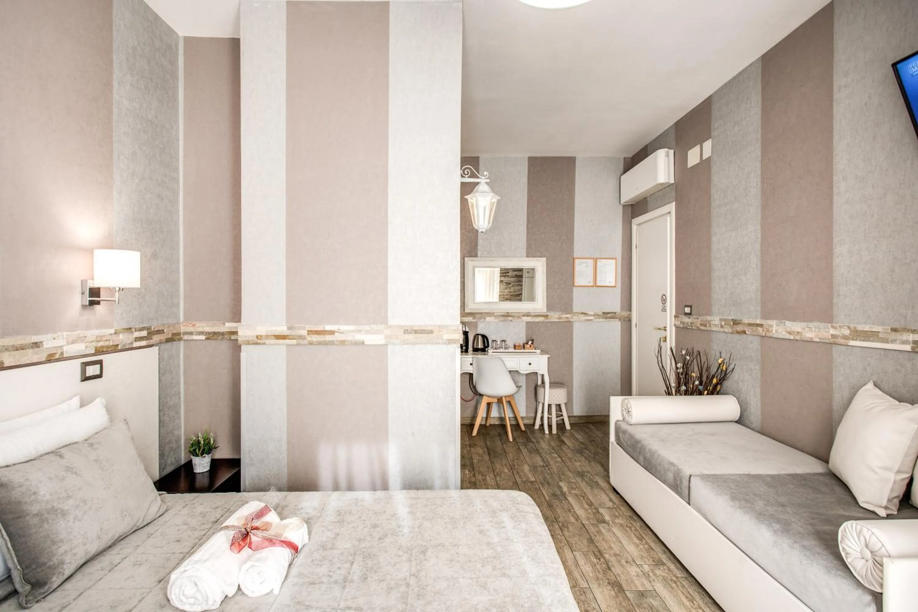 Photo of the whole room in Santamaria Inn