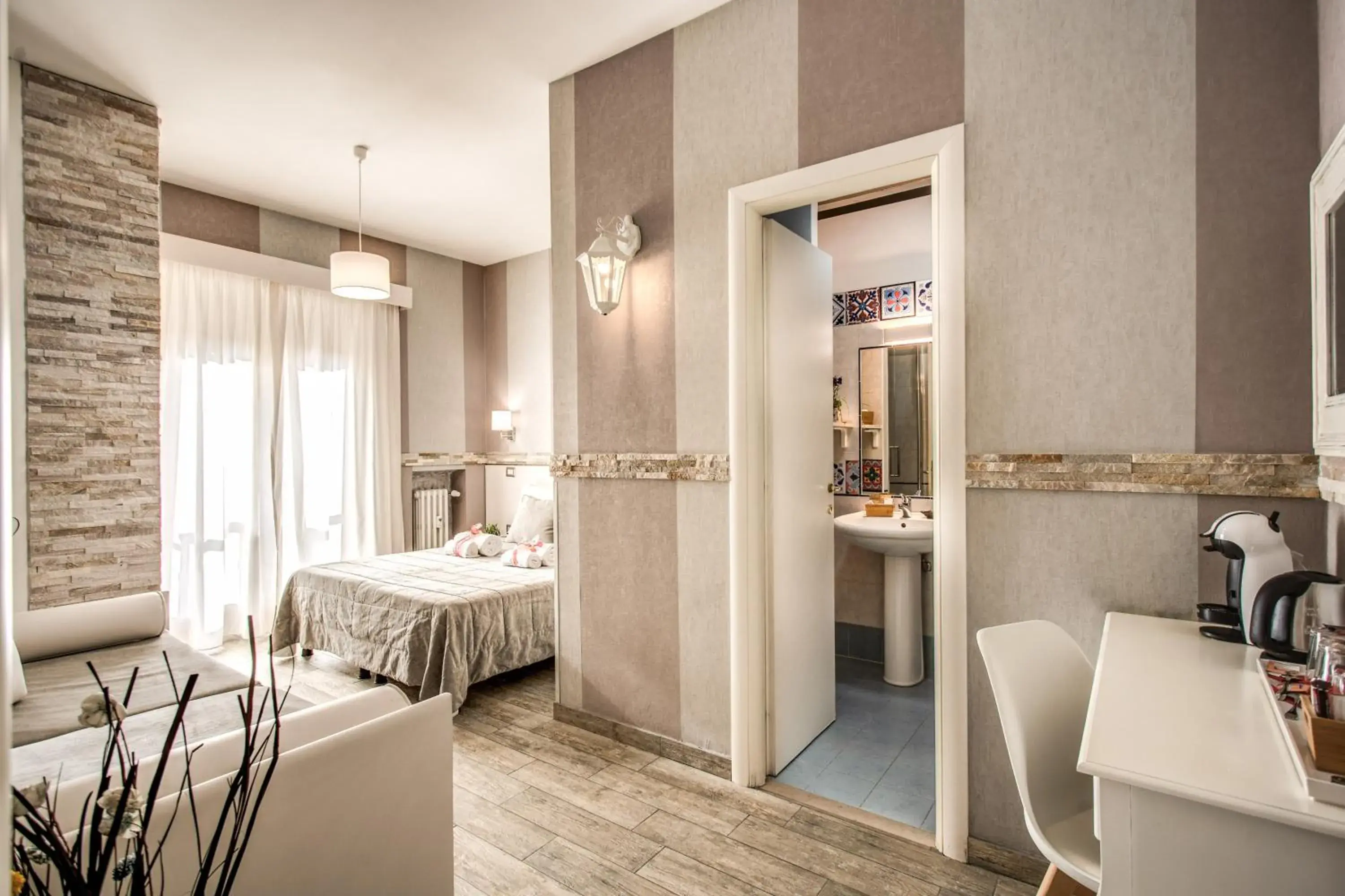 Photo of the whole room, Bed in Santamaria Inn Photo of the whole room, Bed in Santamaria Inn