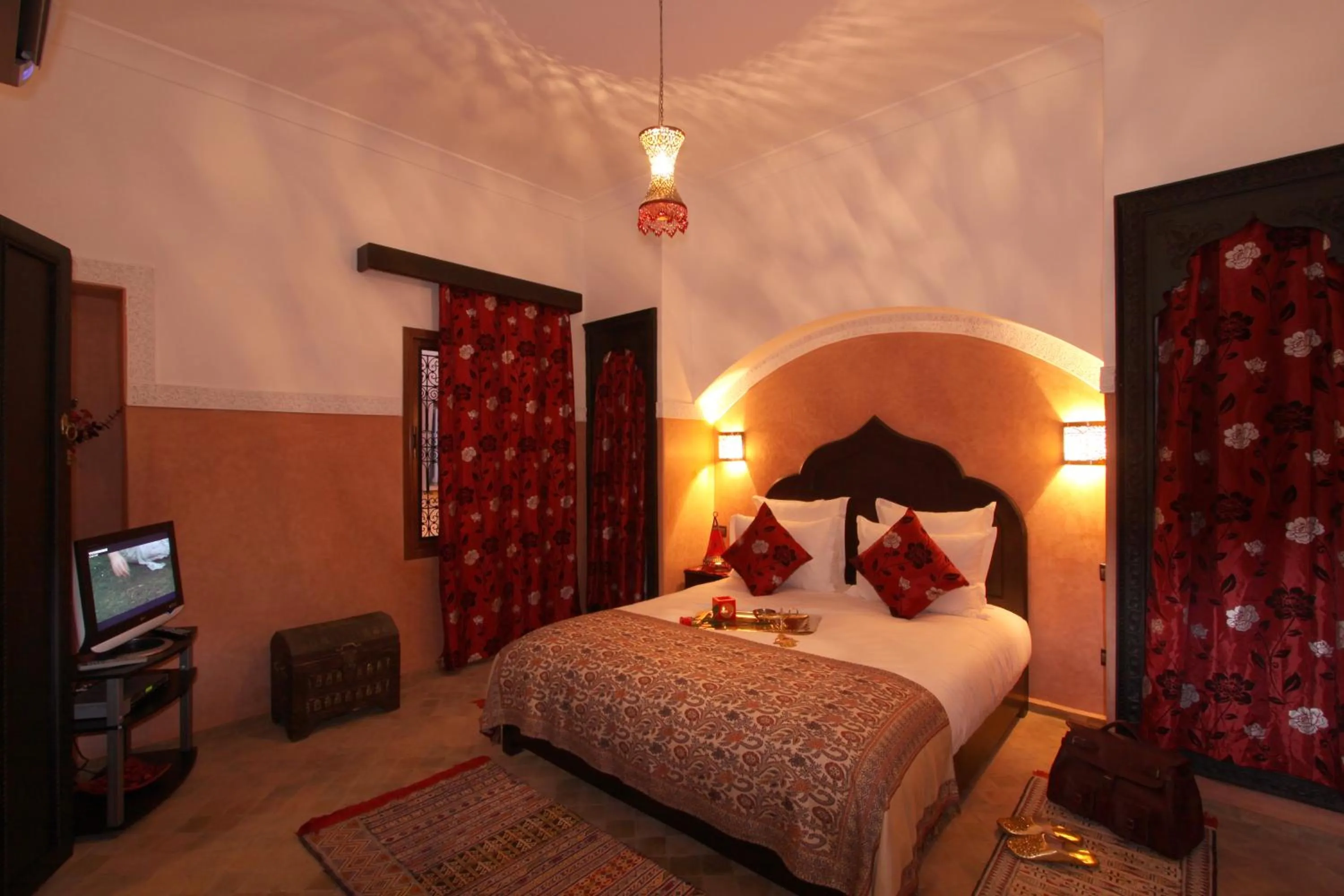 TV and multimedia, Bed in Riad Nesma Suites & Spa