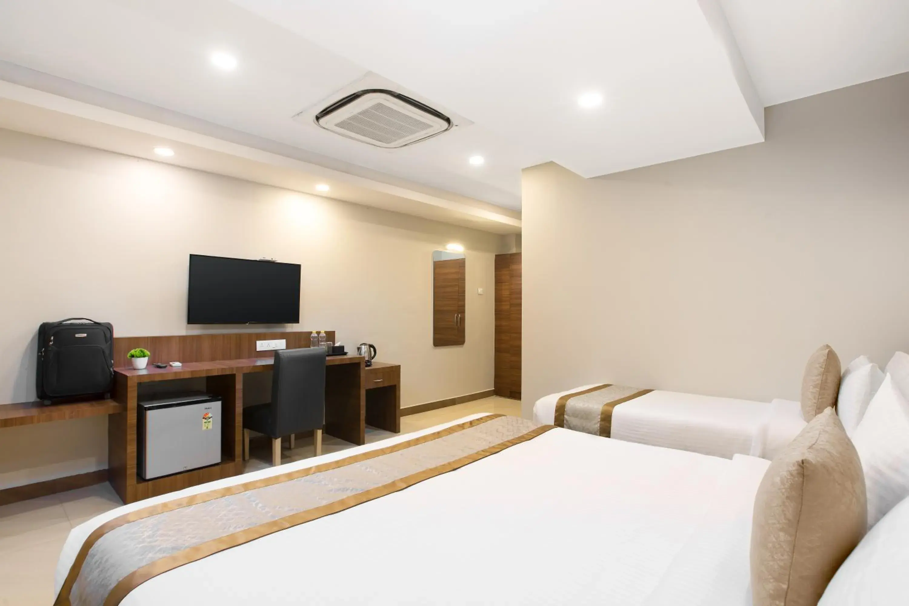 Communal lounge/ TV room, Bed in Grande Inn Trichy Communal lounge/ TV room, Bed in Grande Inn Trichy