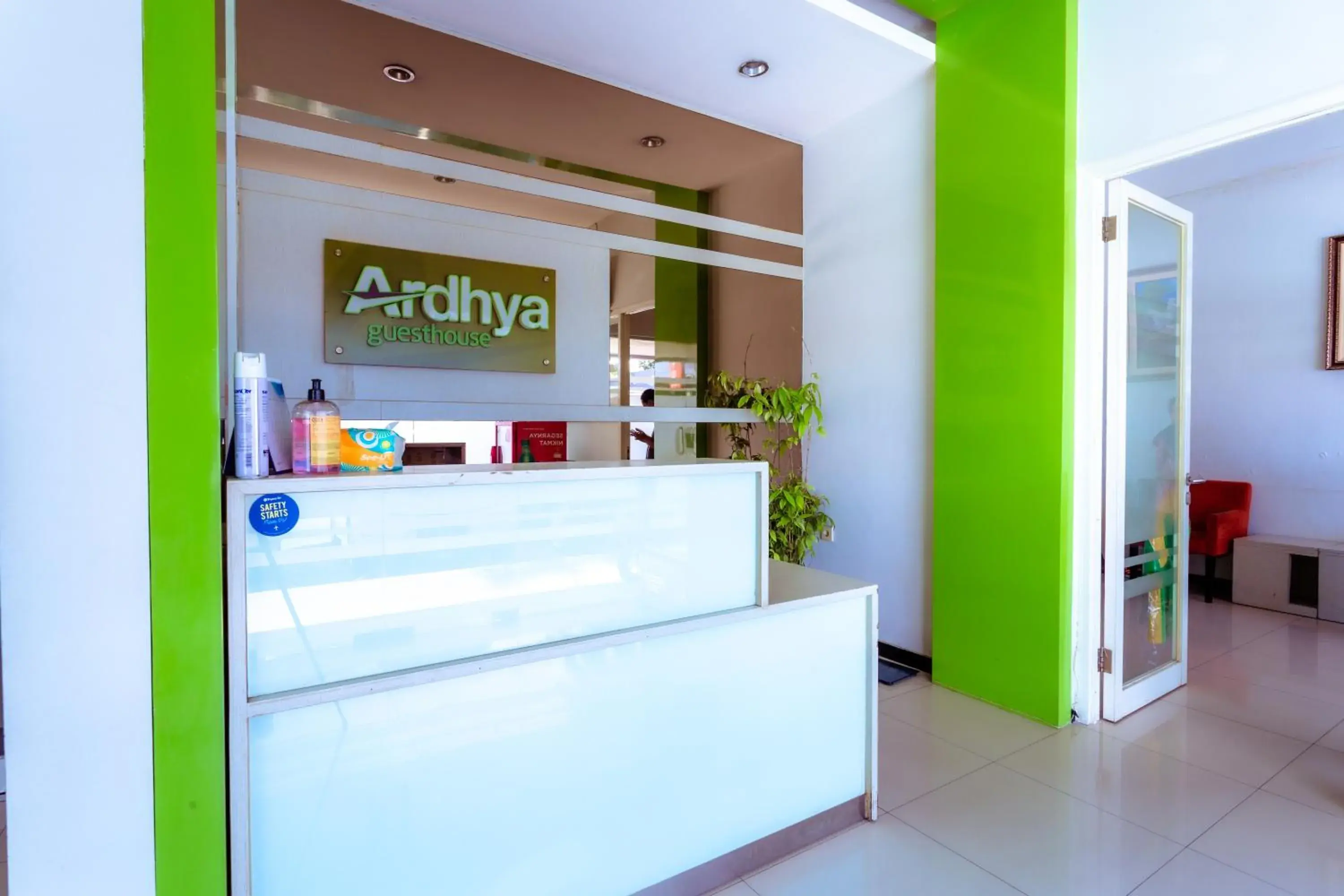 Lobby or reception in Ardhya Guesthouse Syariah by ecommerceloka Lobby or reception in Ardhya Guesthouse Syariah by ecommerceloka