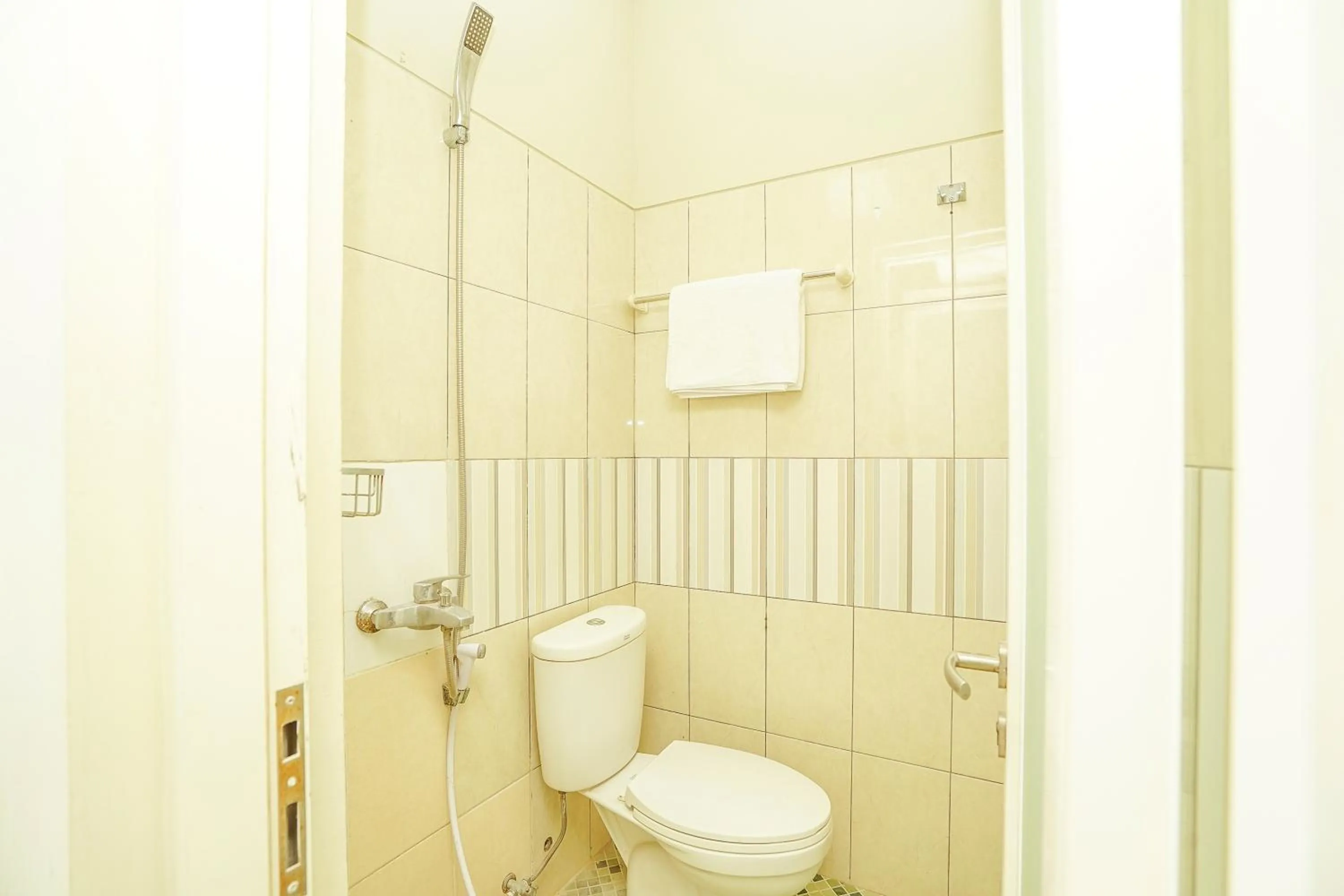 Shower in Ardhya Guesthouse Syariah by ecommerceloka