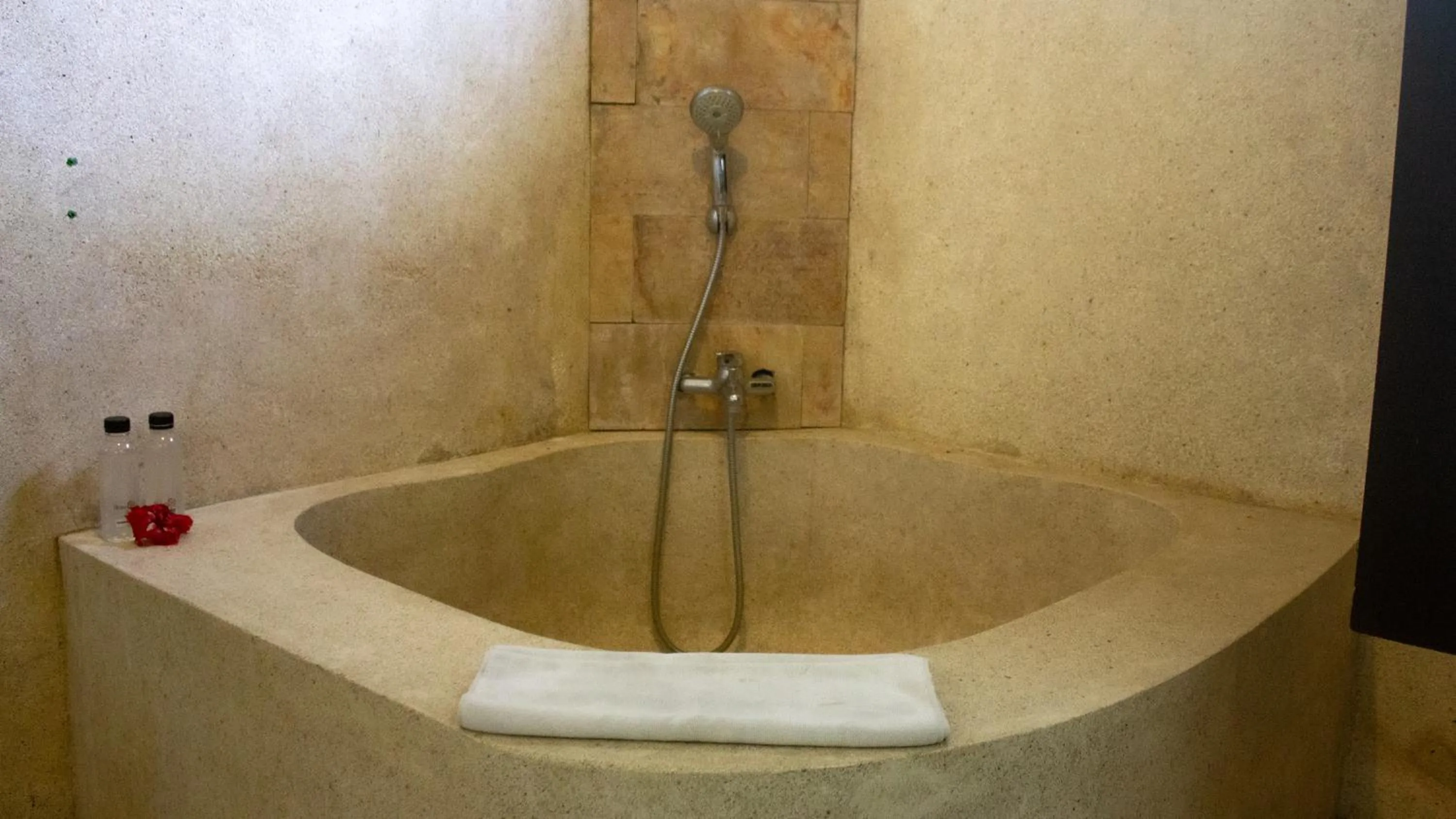 Anini Raka Resort & Spa