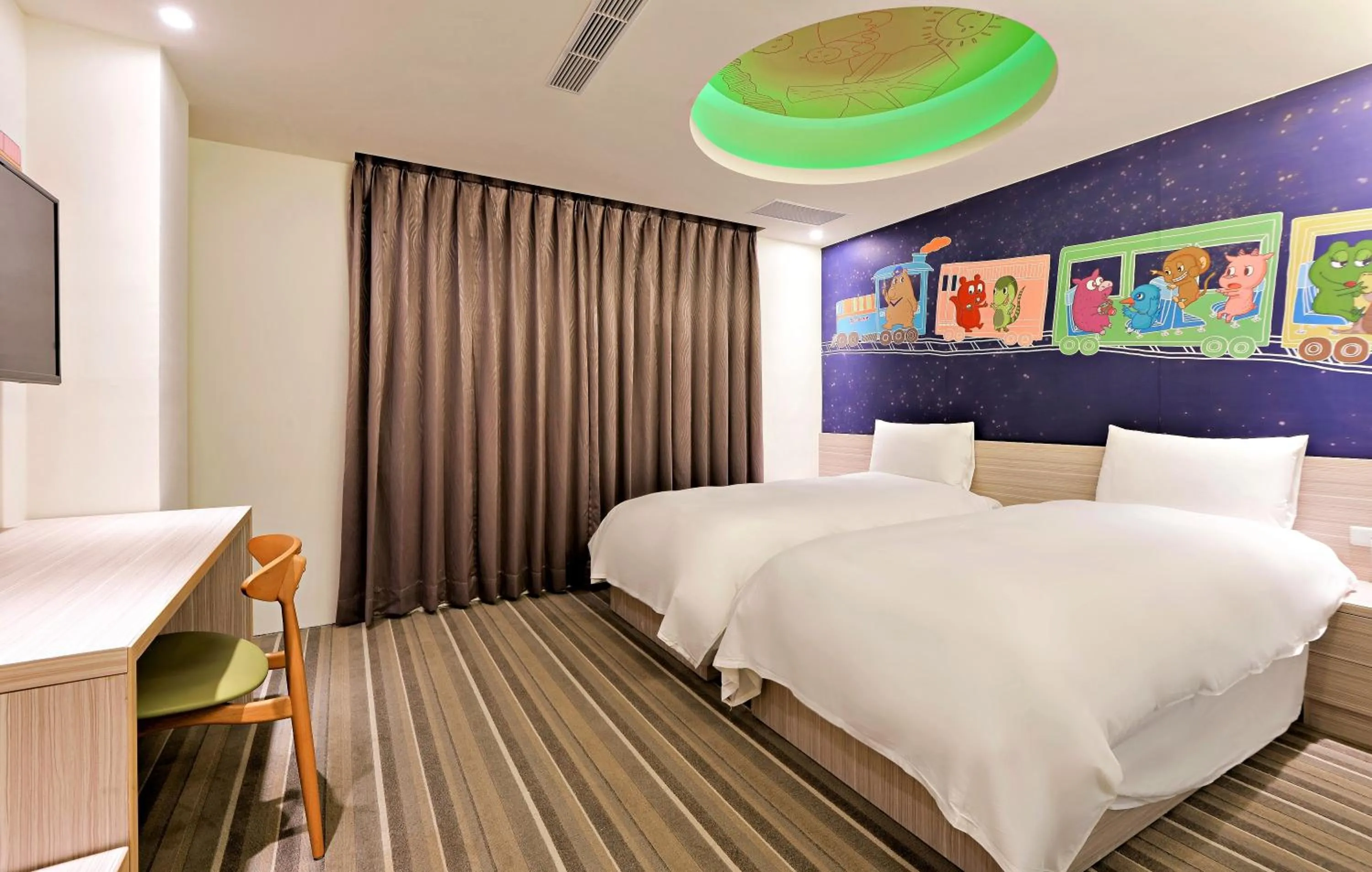 Bedroom, Bed in Whoops Hotel