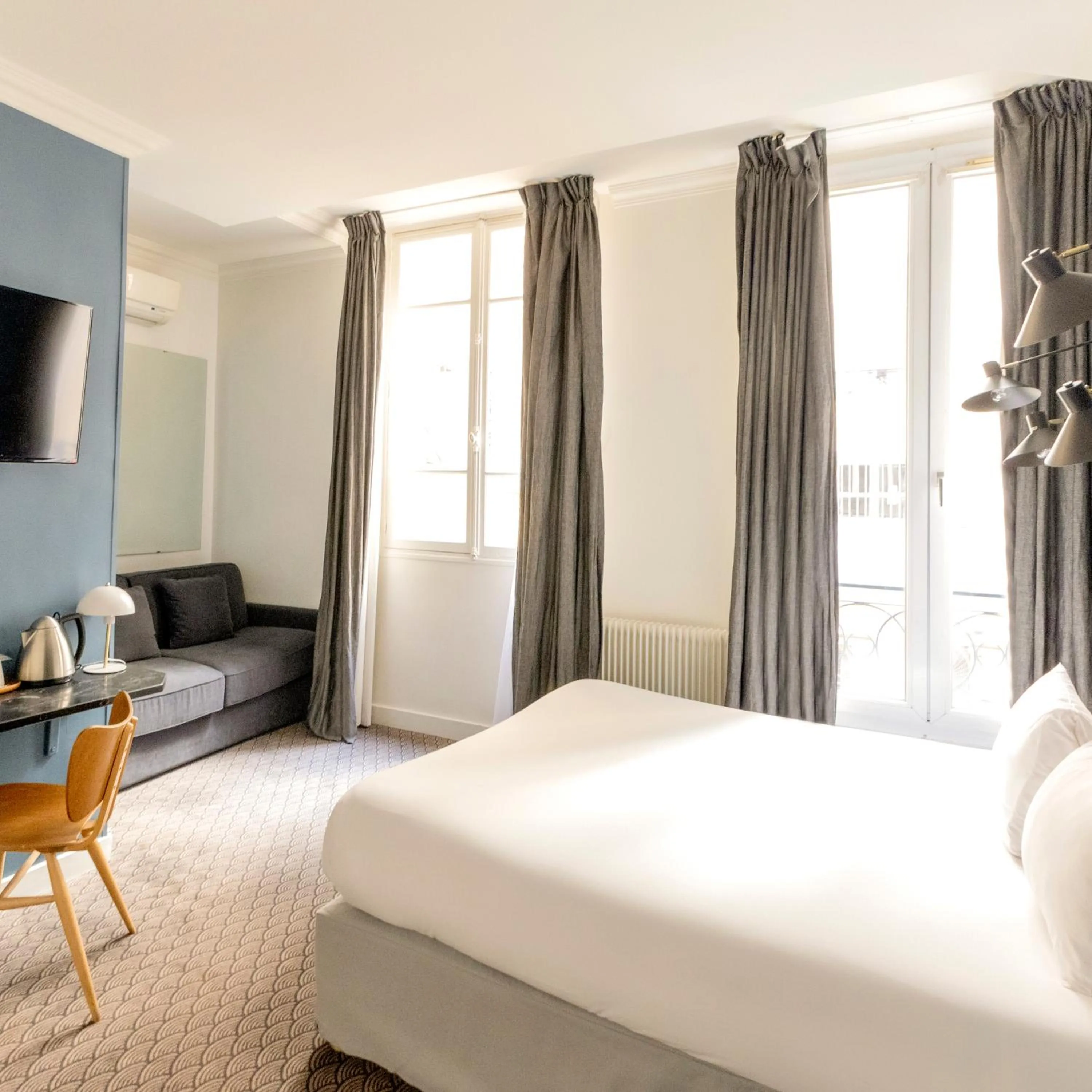 Bed in Hotel Paradis