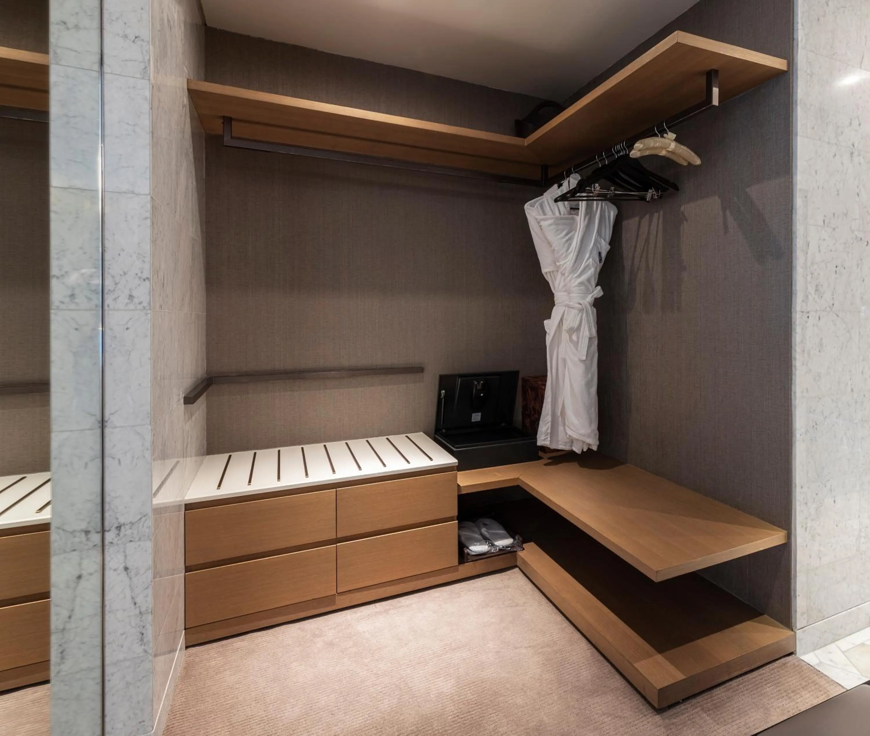 wardrobe, Bed in Al Bandar Rotana – Dubai Creek