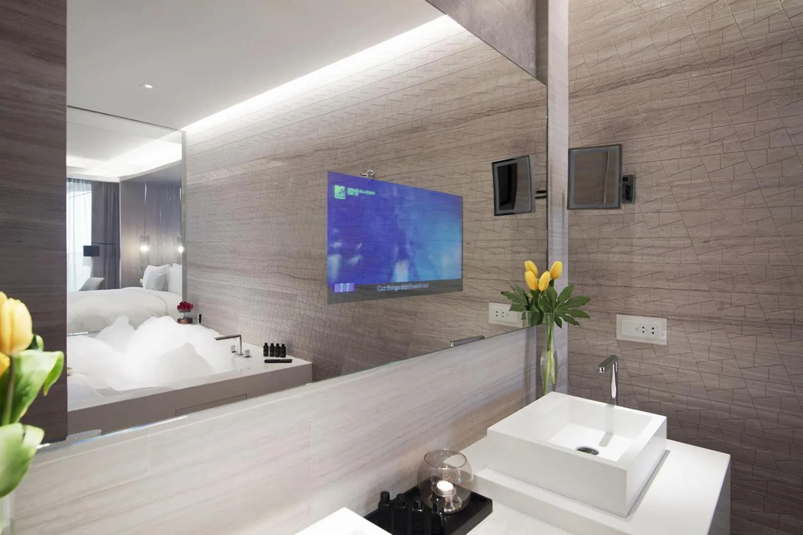 Bathroom, Bed in Al Bandar Rotana – Dubai Creek