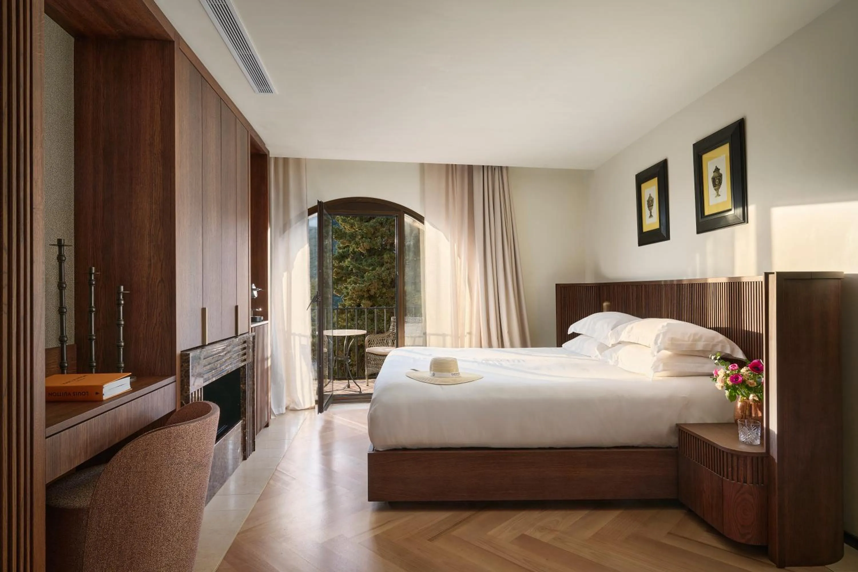 Bedroom, Bed in Chateau Eza