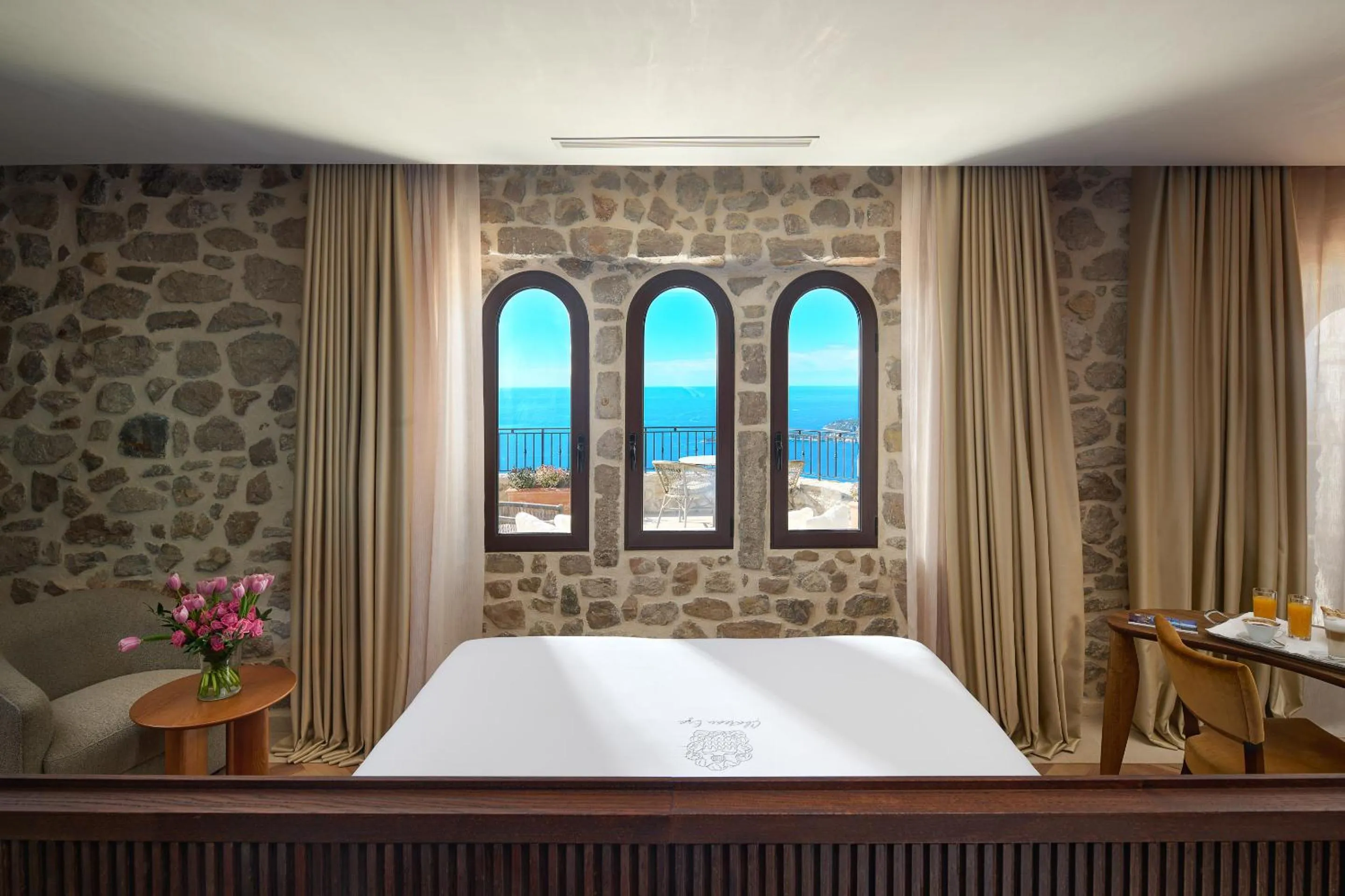 Sea view, Bed in Chateau Eza