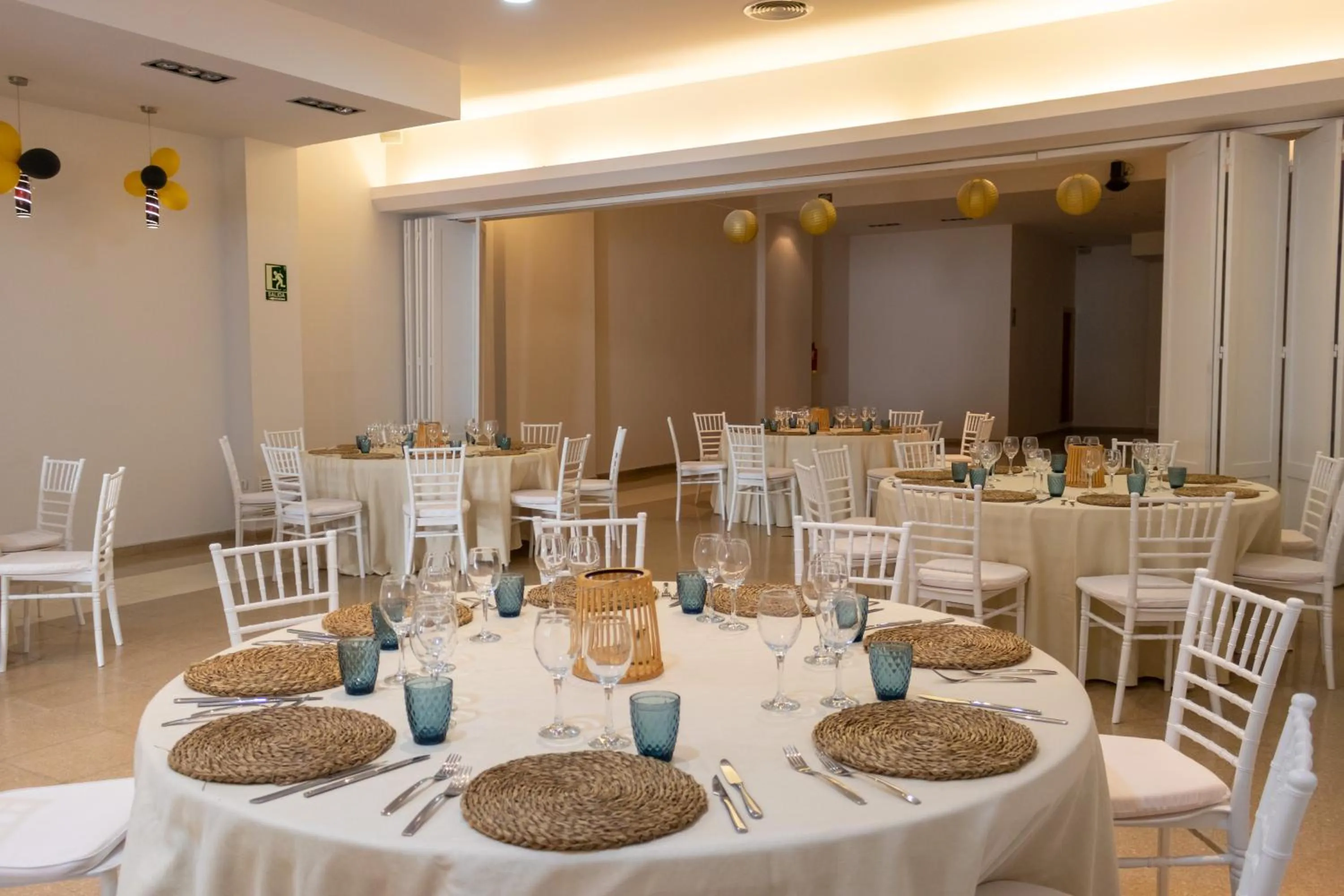 Restaurant/places to eat in Hotel Philadelfia