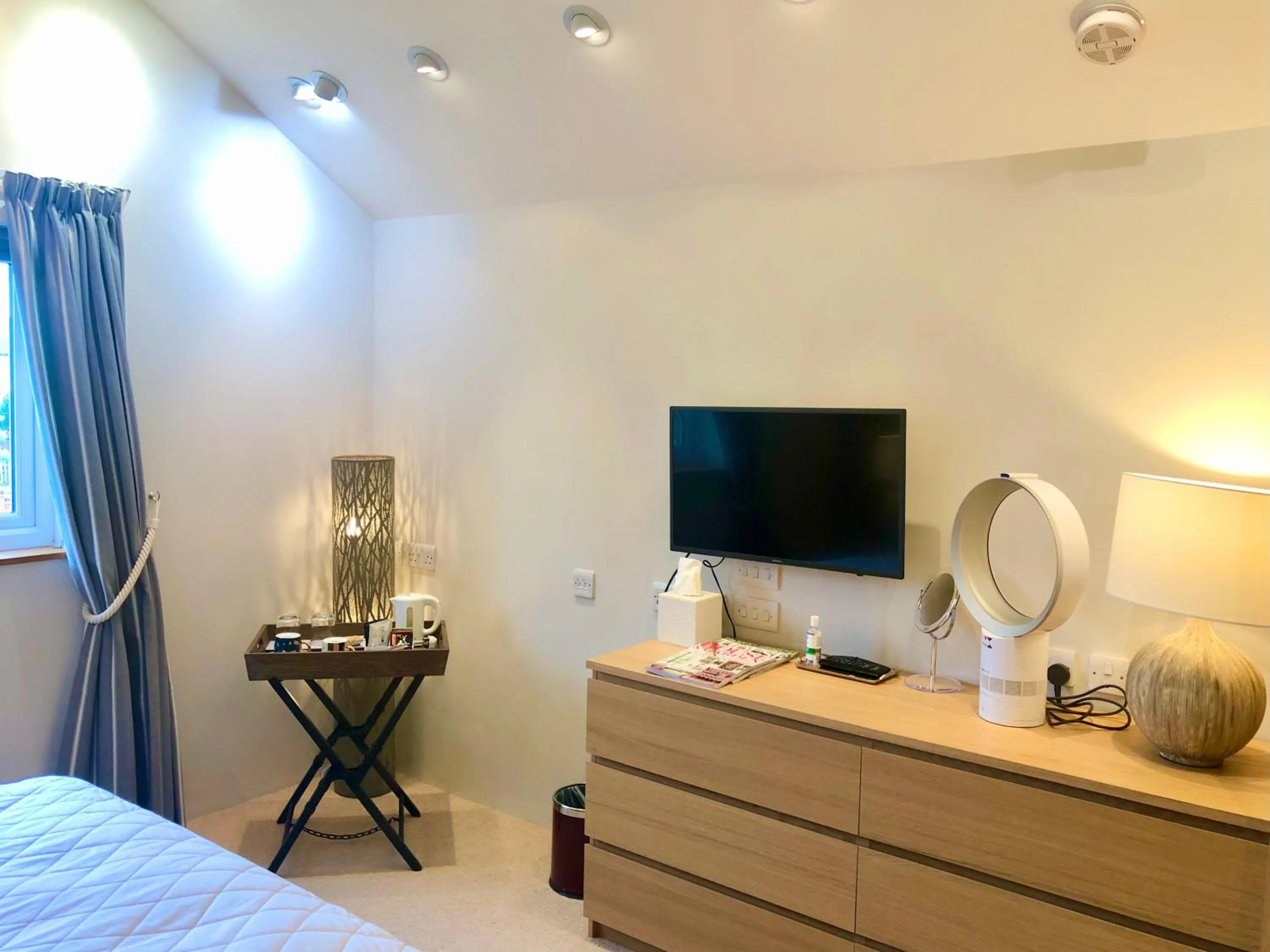 Bedroom, Bed in Laurels