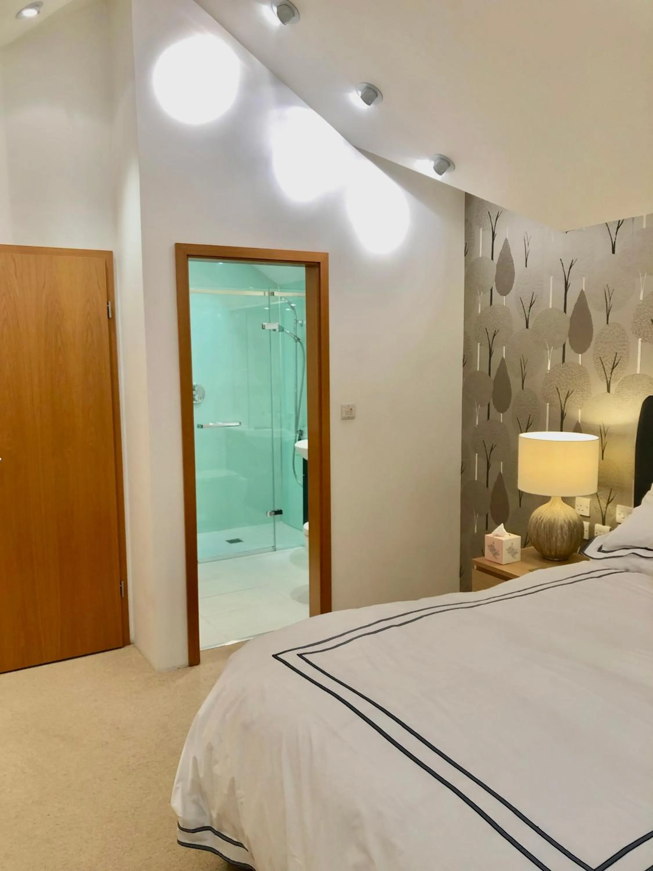 Bedroom, Bed in Laurels