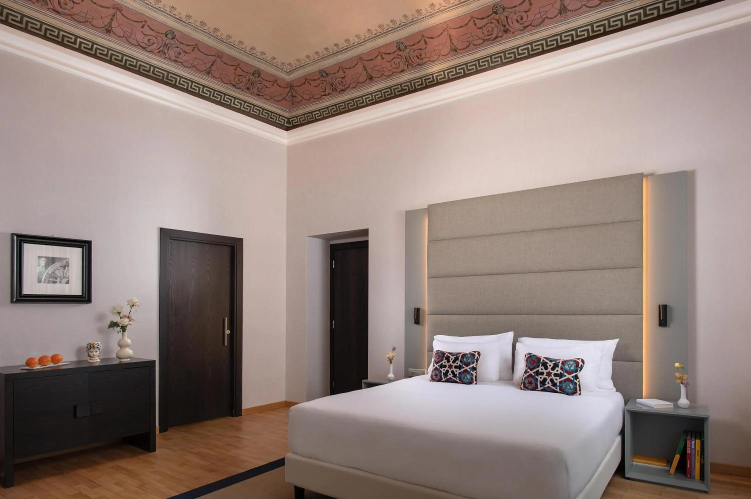 Photo of the whole room, Bed in NH Collection Palermo Palazzo Sitano