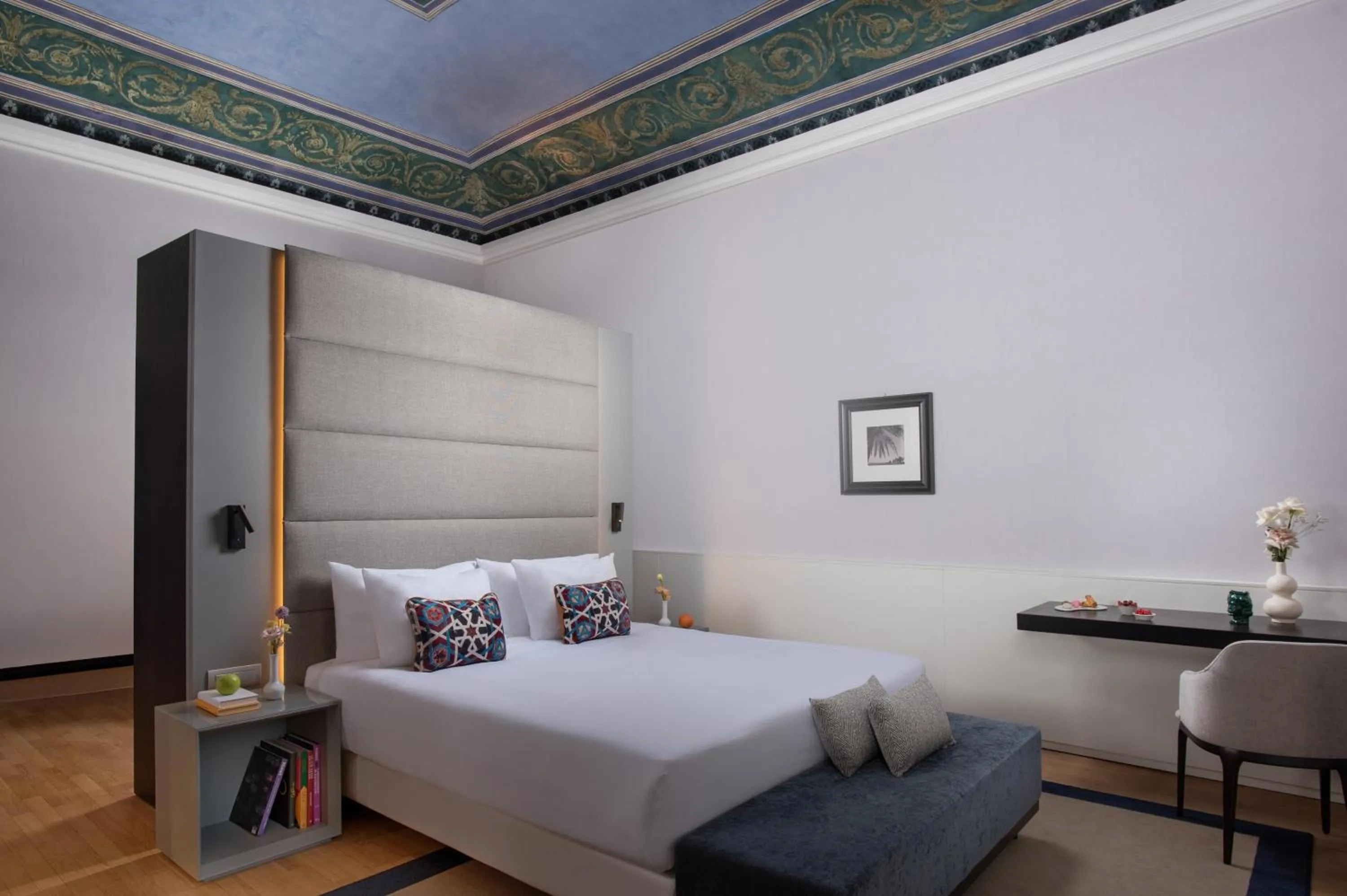 Photo of the whole room, Bed in NH Collection Palermo Palazzo Sitano