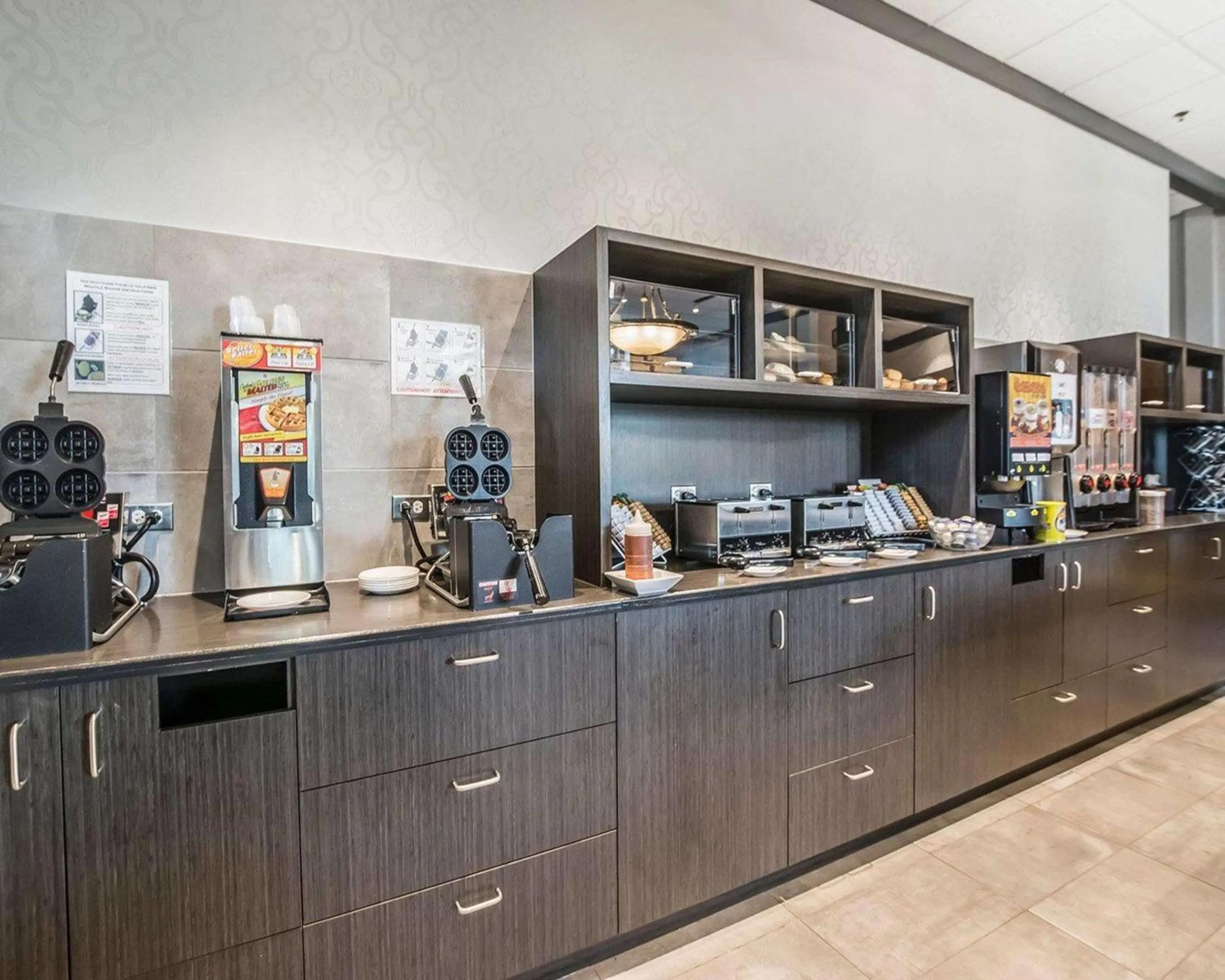 Dining area in Quality Suites